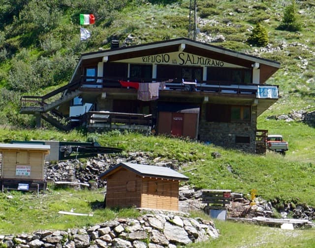 Rifugio Salmurano (via Wikimedia Commons, CC BY-SA 4.0)
