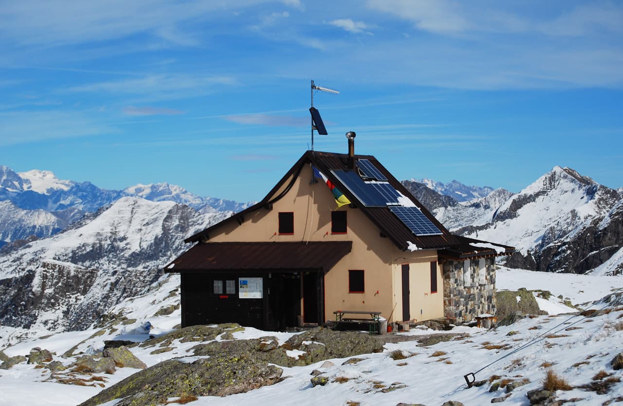 Rifugio Cesare Benigni (via Wikimedia Commons, CC BY 3.0)
