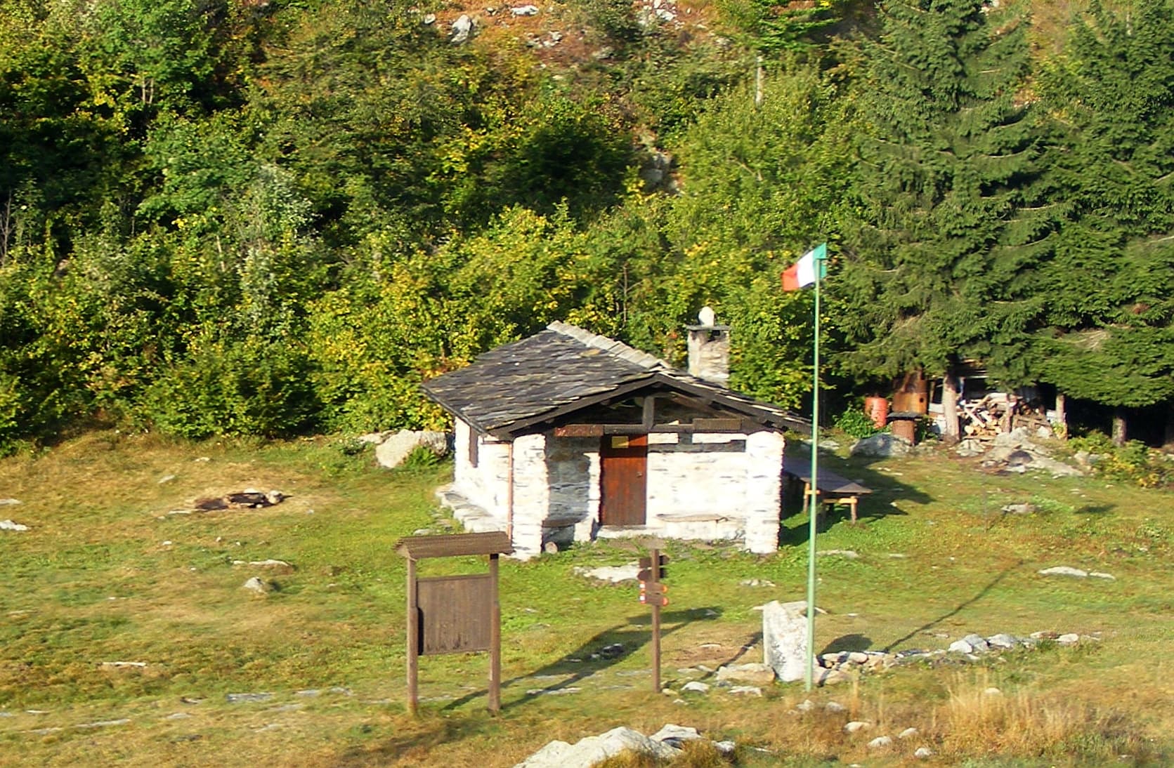 Rifugio Portia (via Wikimedia Commons, CC BY-SA 3.0)