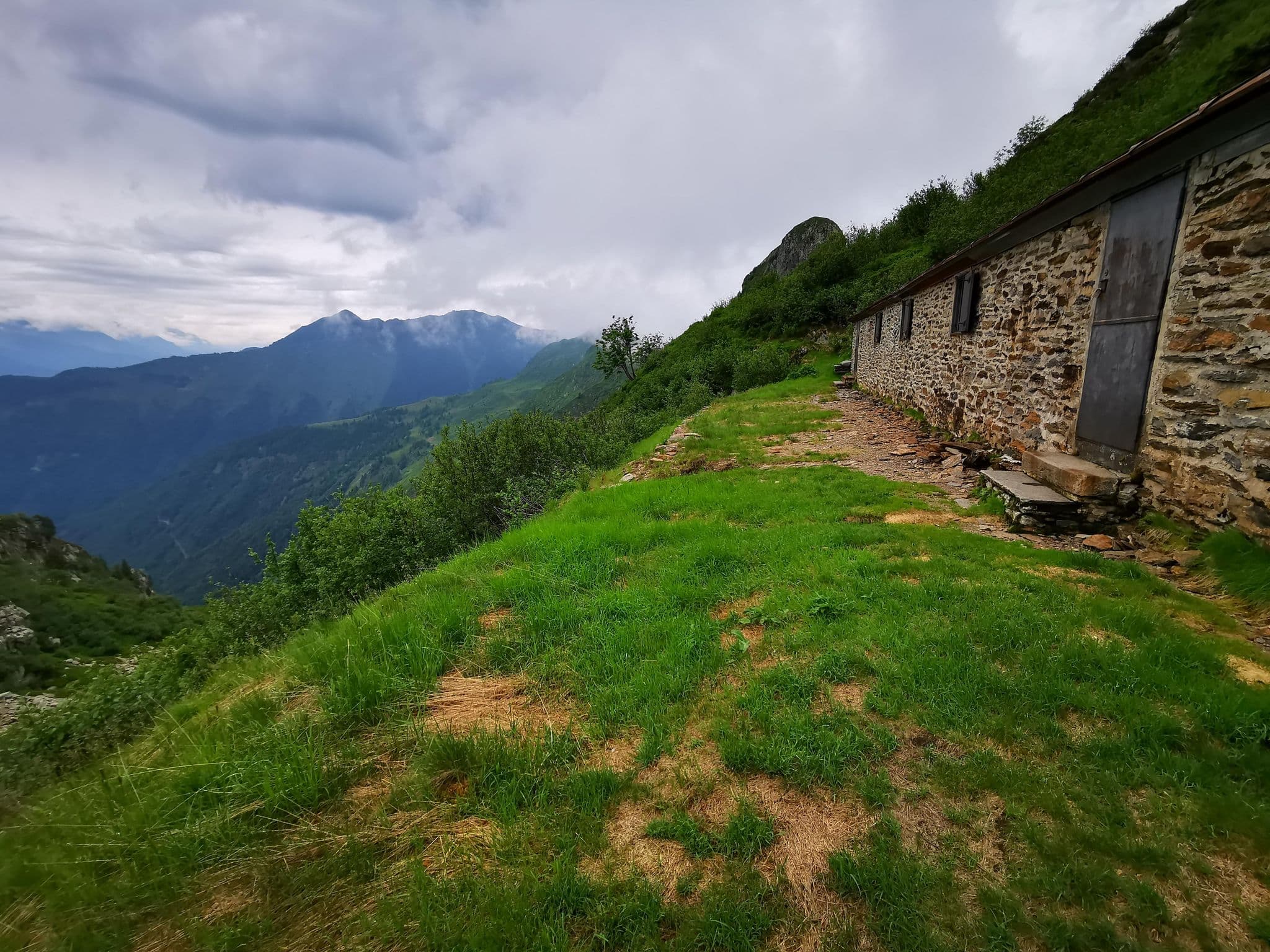Street view near ex caserma militare svizzera, Carlazzo — © kaitu (CC BY-SA · Mapillary)