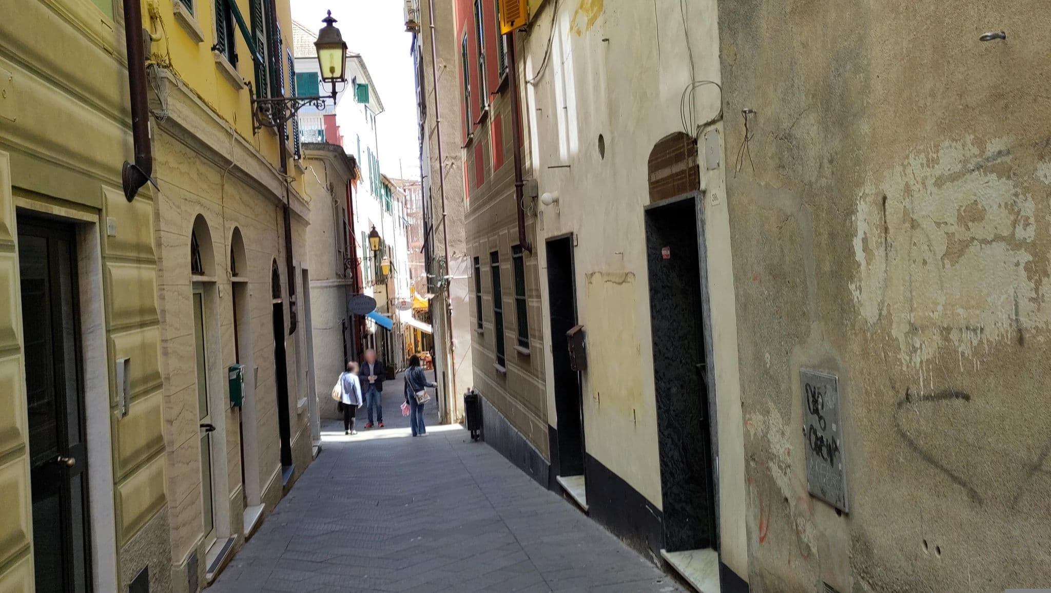 Street view near Albergo Vittoria, Arenzano — © marcuscalabresus (CC BY-SA · Mapillary)