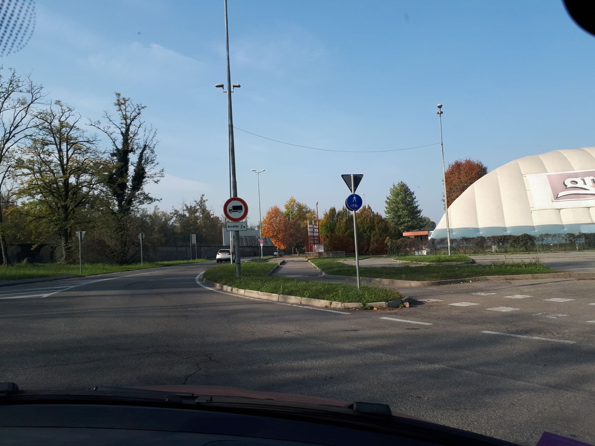 Street view near Parcheggio Palarovagnati, Biassono — © kaitu (CC BY-SA · Mapillary)