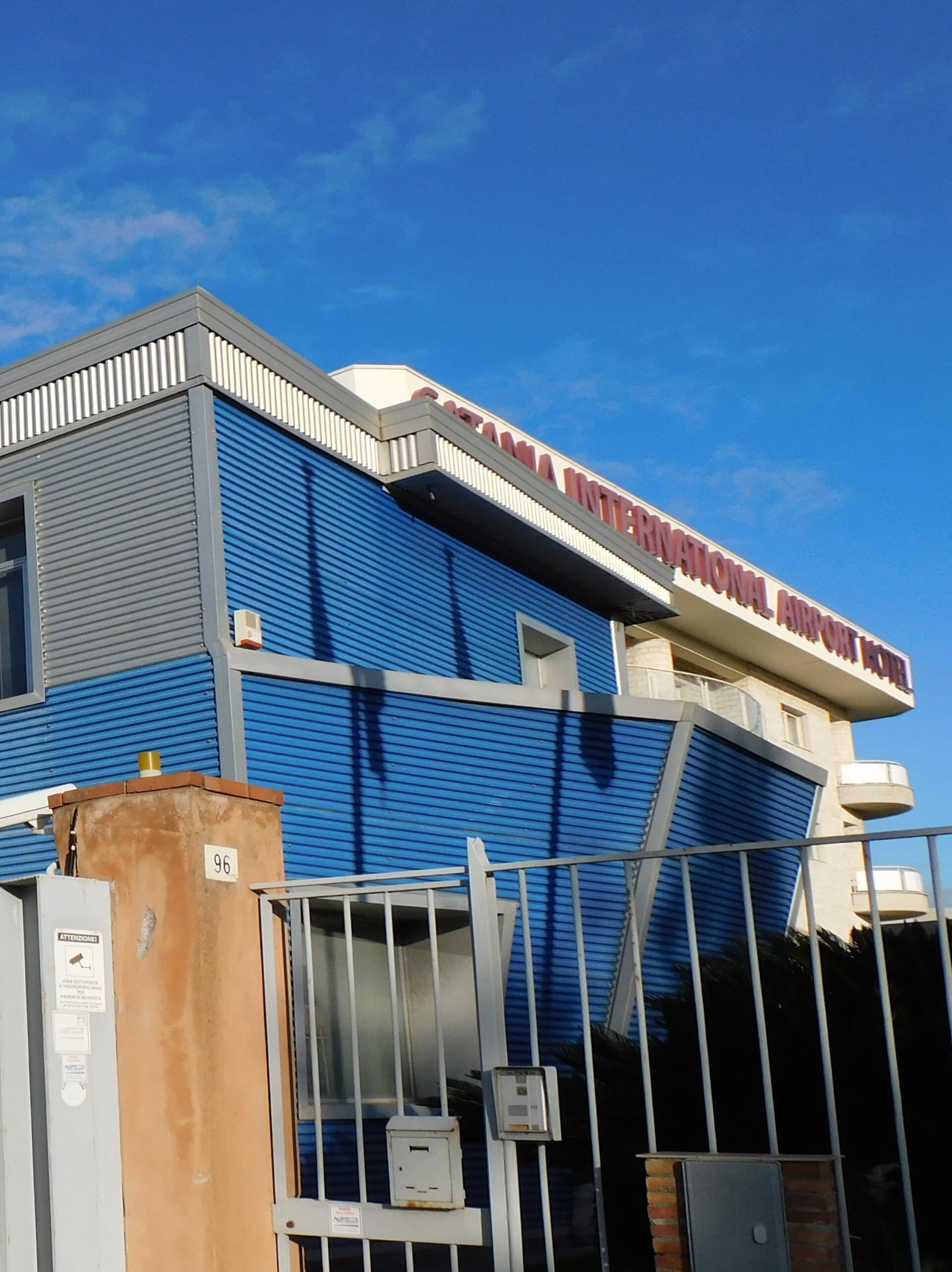 Catania International Airport Hotel (via Wikimedia Commons, CC BY-SA 4.0)