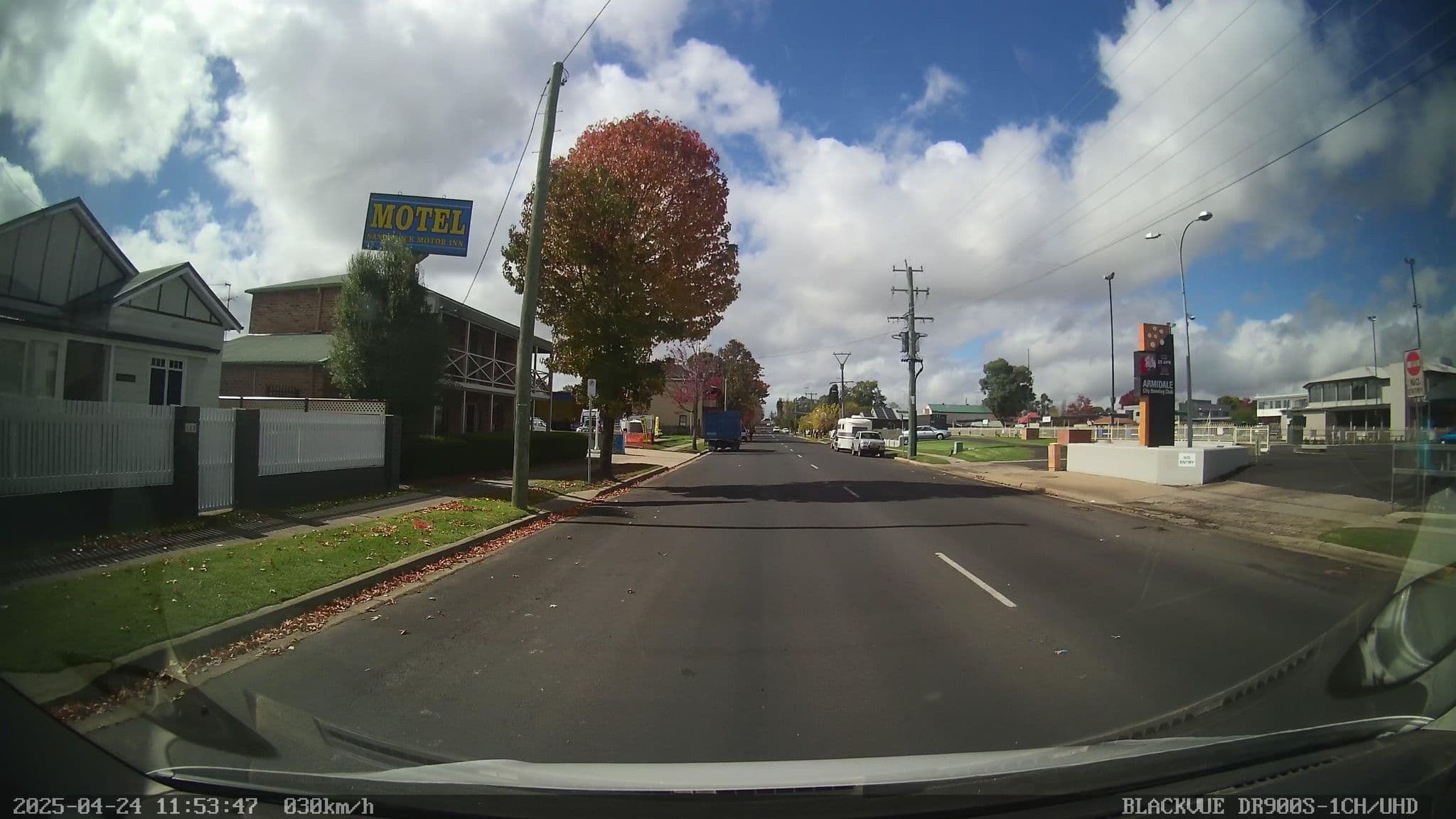 Street view near Sandstock Motor Inn, Armidale — © bob3bob3 (CC BY-SA · Mapillary)