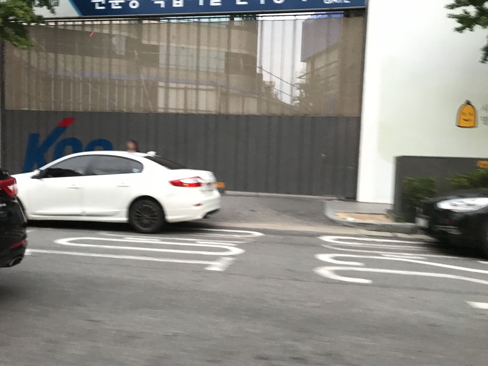 Street view near Nine Tree by Parnas, Seoul
