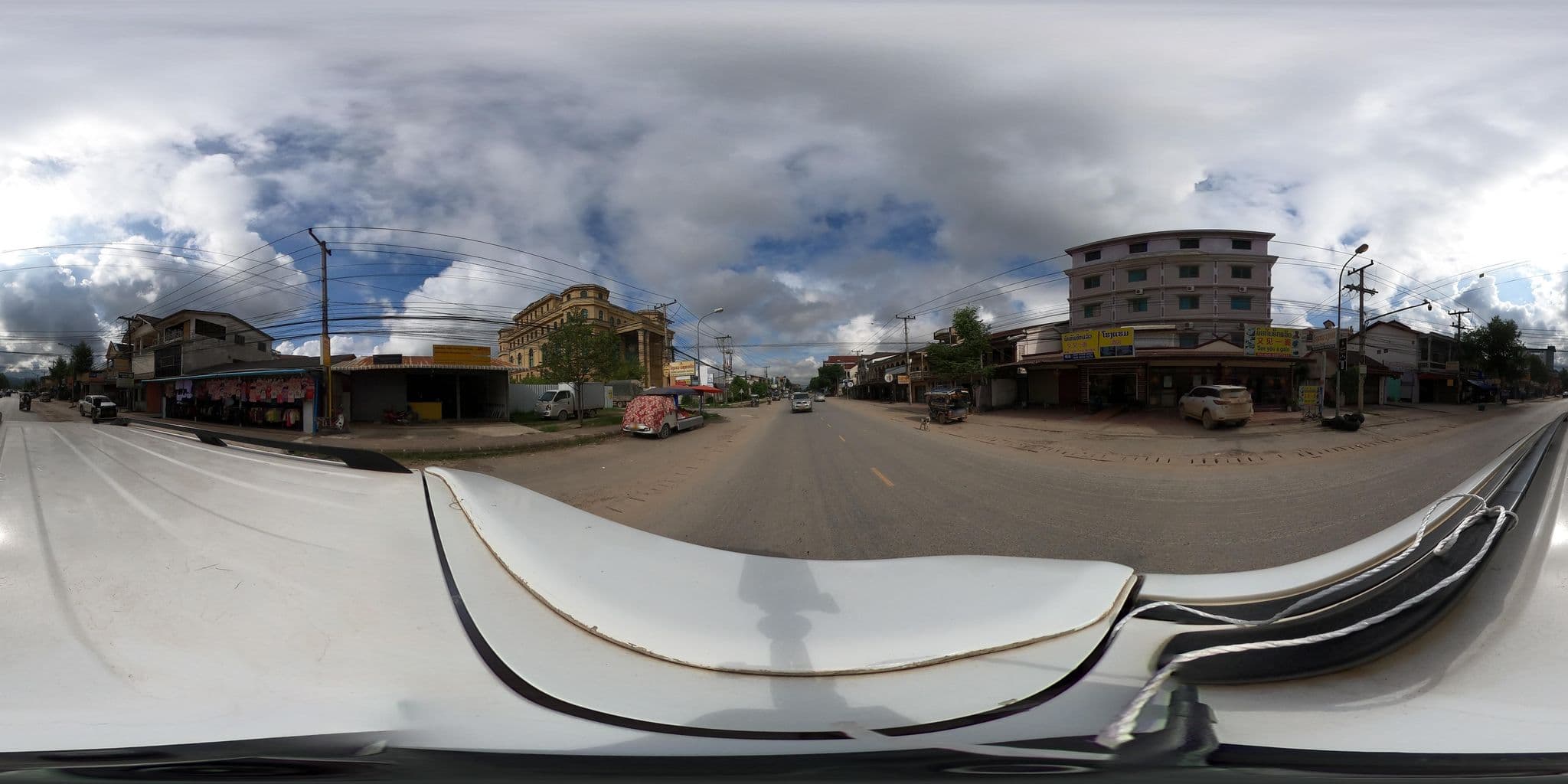 Street view near Dokkhoune Hotel, Muang Phônsavan — © yuki_charo (CC BY-SA · Mapillary)