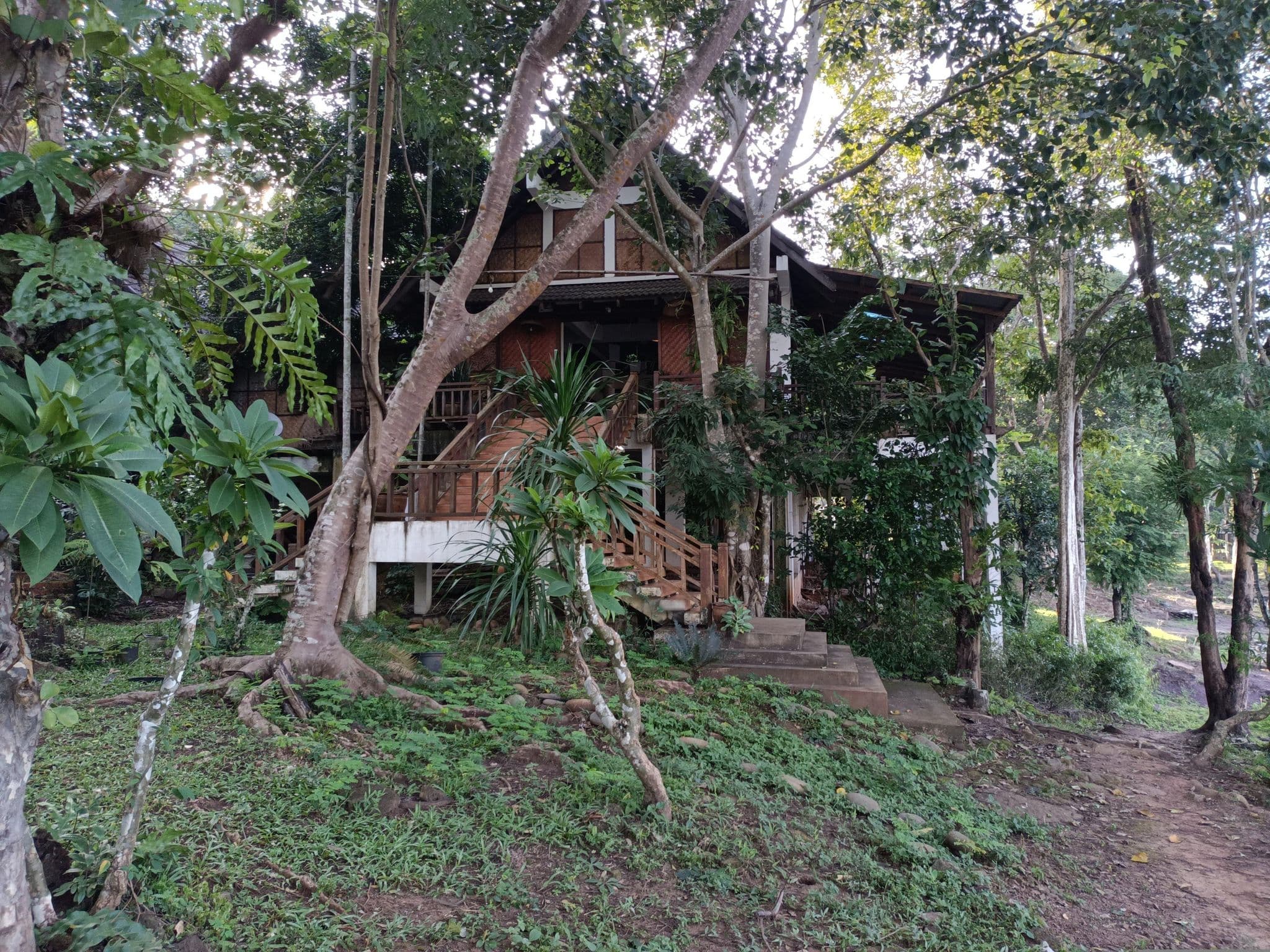 Street view near Tadlo Lodge, Ban Laongam — © tnugdal (CC BY-SA · Mapillary)