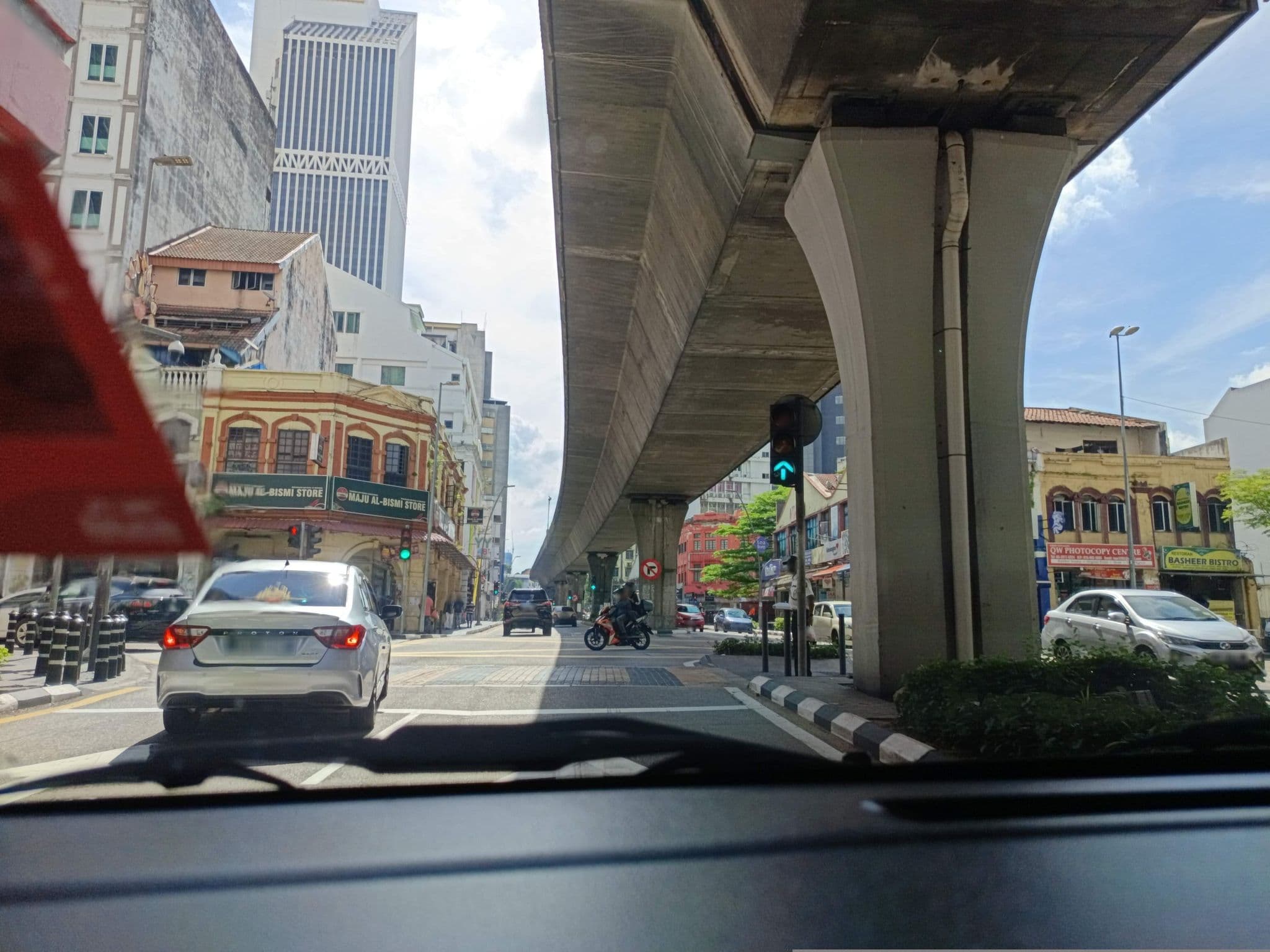 Street view near Big M Hotel, Kuala Lumpur — © YikQin (CC BY-SA · Mapillary)
