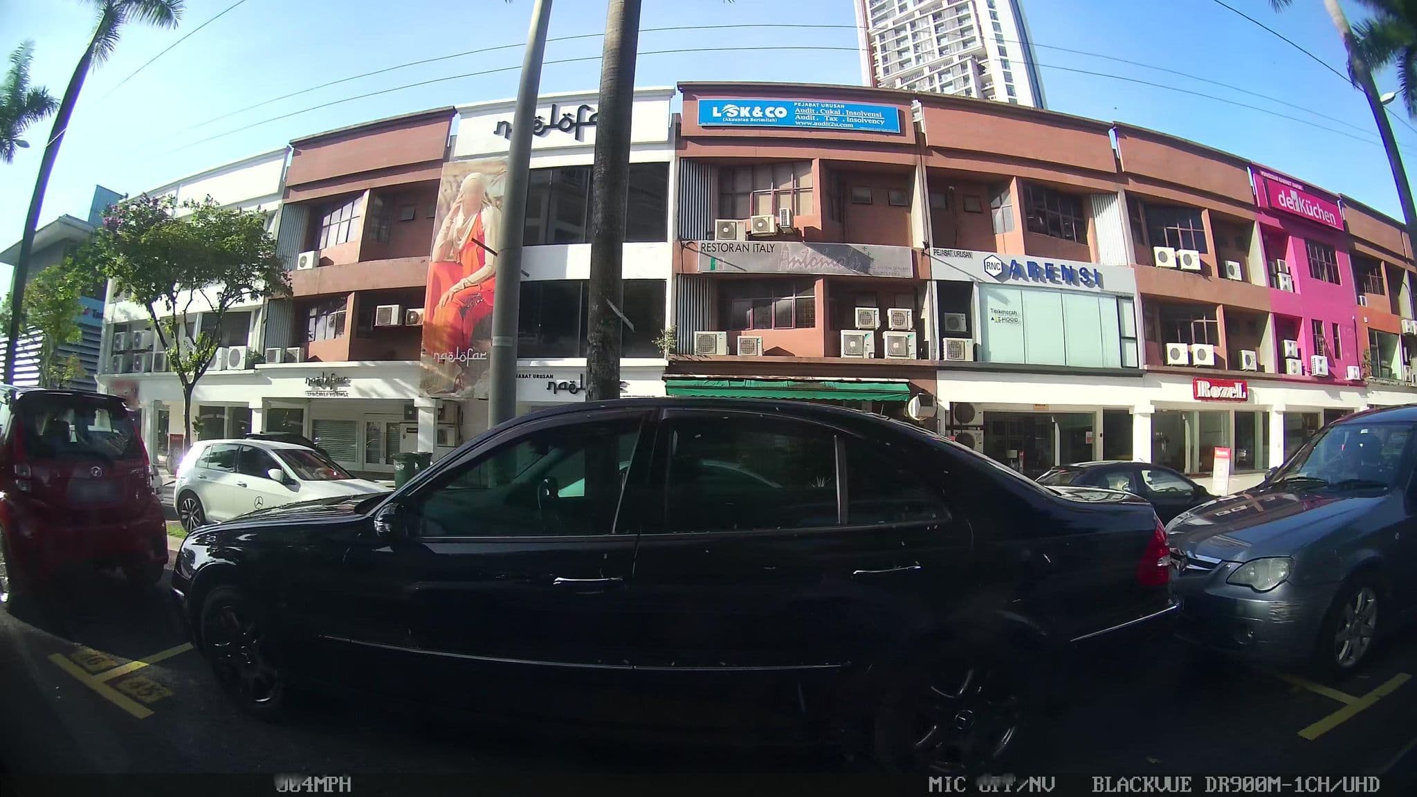 Street view near Premium Hostel, Taman Tun Dr Ismail — © kaart_1 (CC BY-SA · Mapillary)