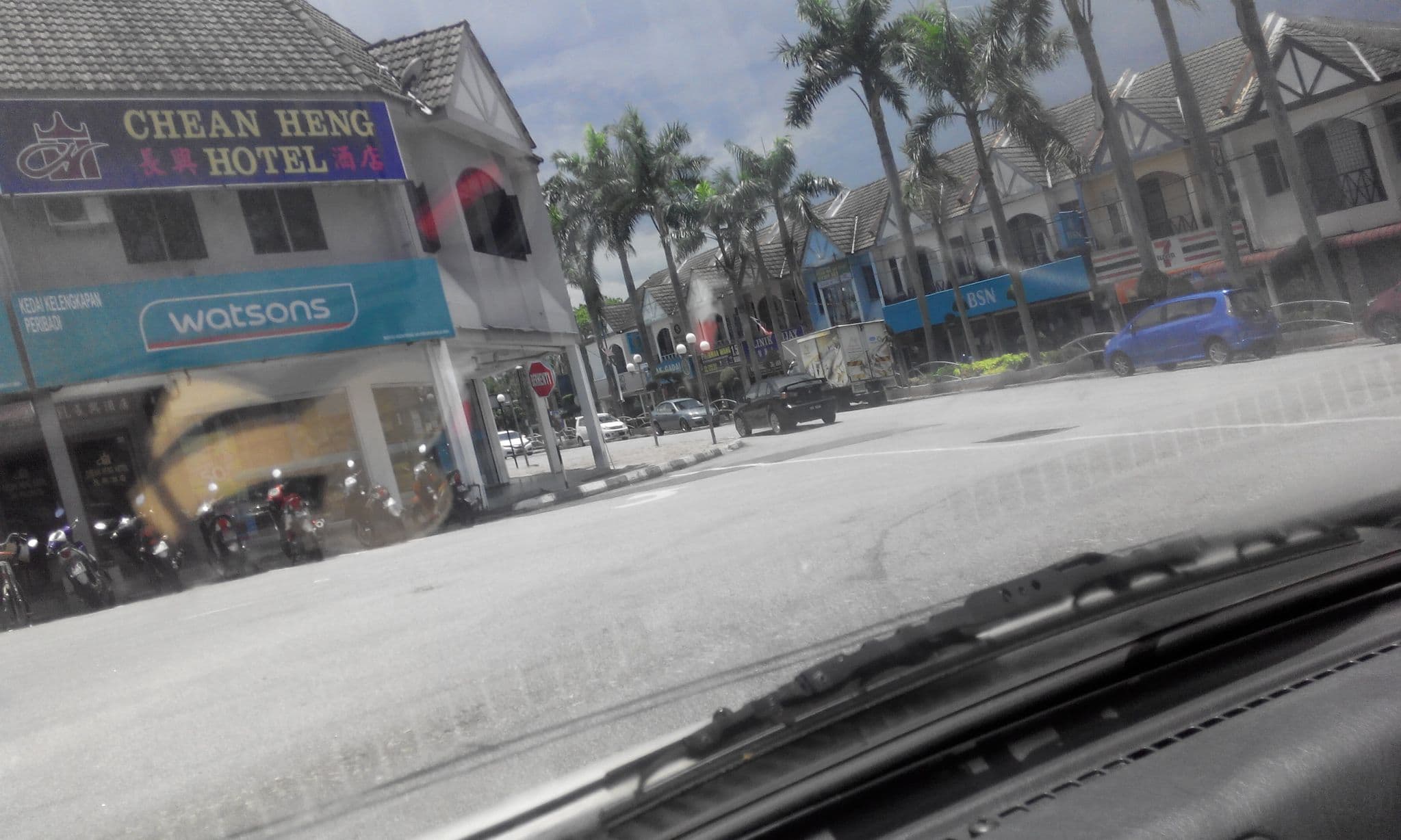 Street view near Chean Heng Hotel, Parit Buntar — © faezahyusof (CC BY-SA · Mapillary)