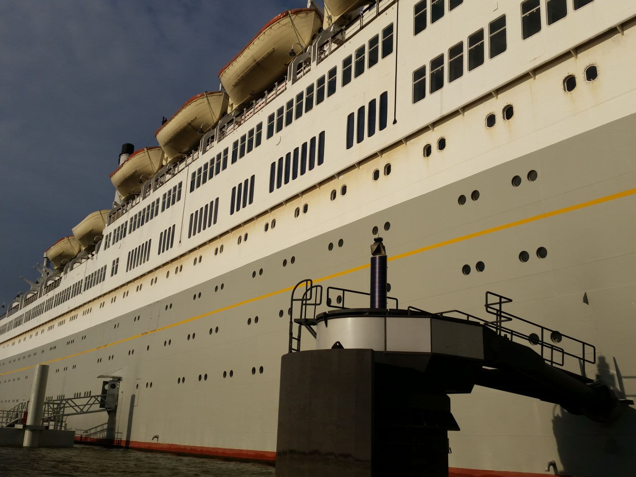 Street view near Cruise Hotel, Katendrecht — © it_s_so_funny (CC BY-SA · Mapillary)