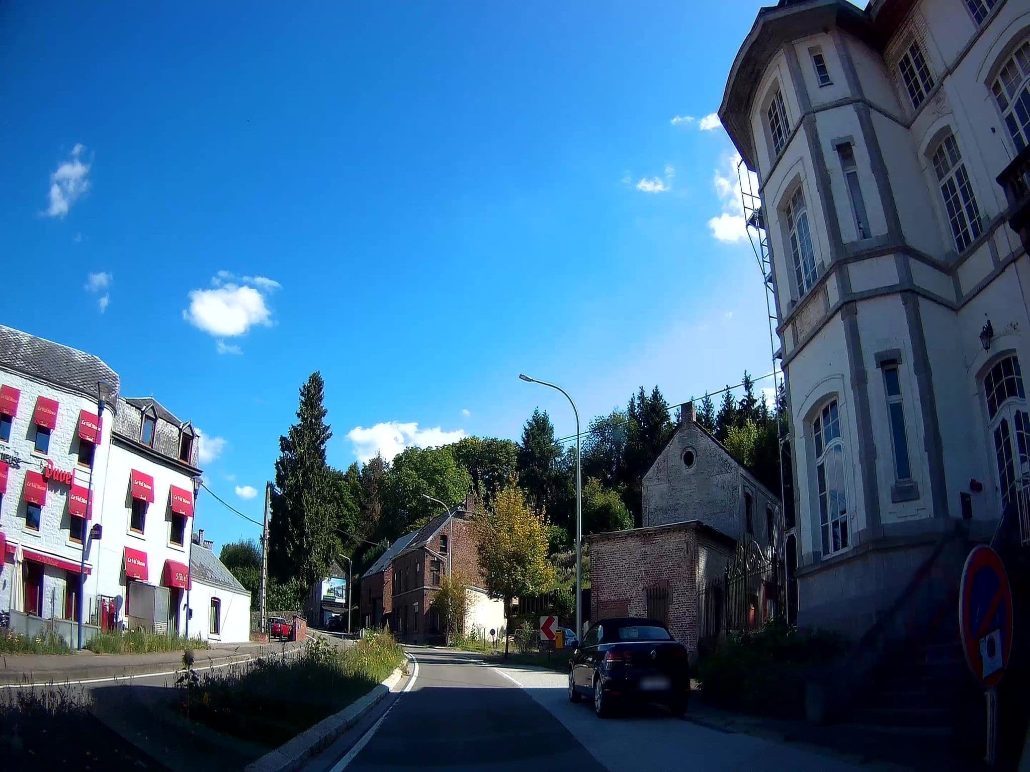 Street view near Le Val Meuse, Hastière-Lavaux — © fuchserl (CC BY-SA · Mapillary)