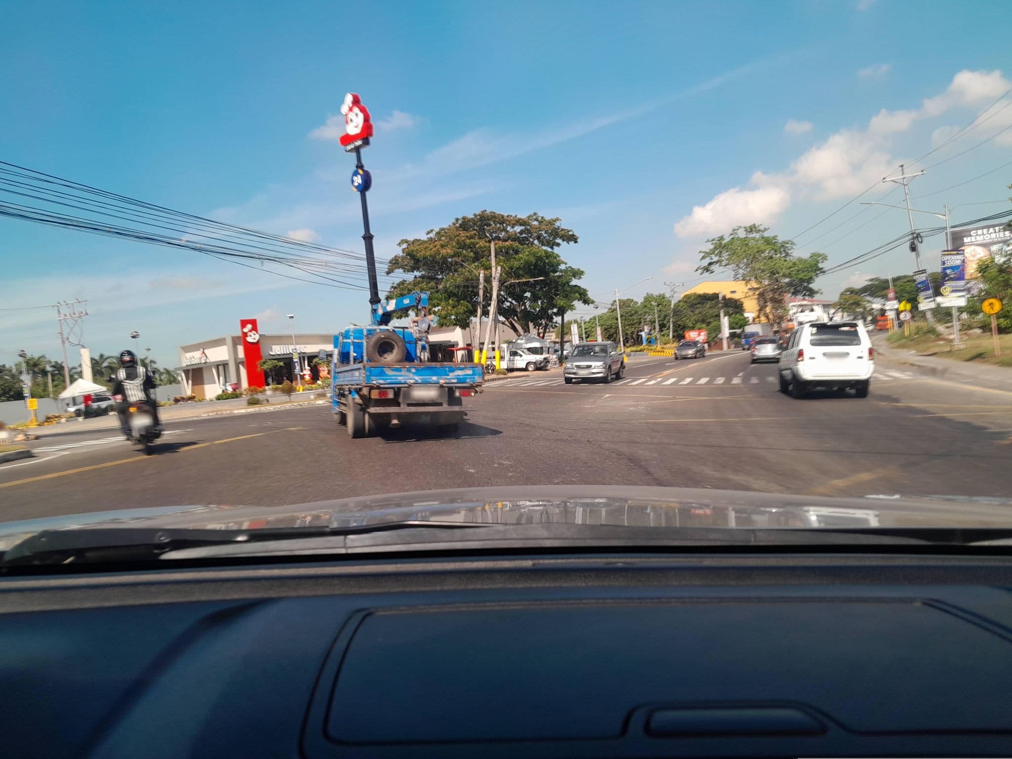 Street view near AMV, Capucnasan — © ericb1983 (CC BY-SA · Mapillary)