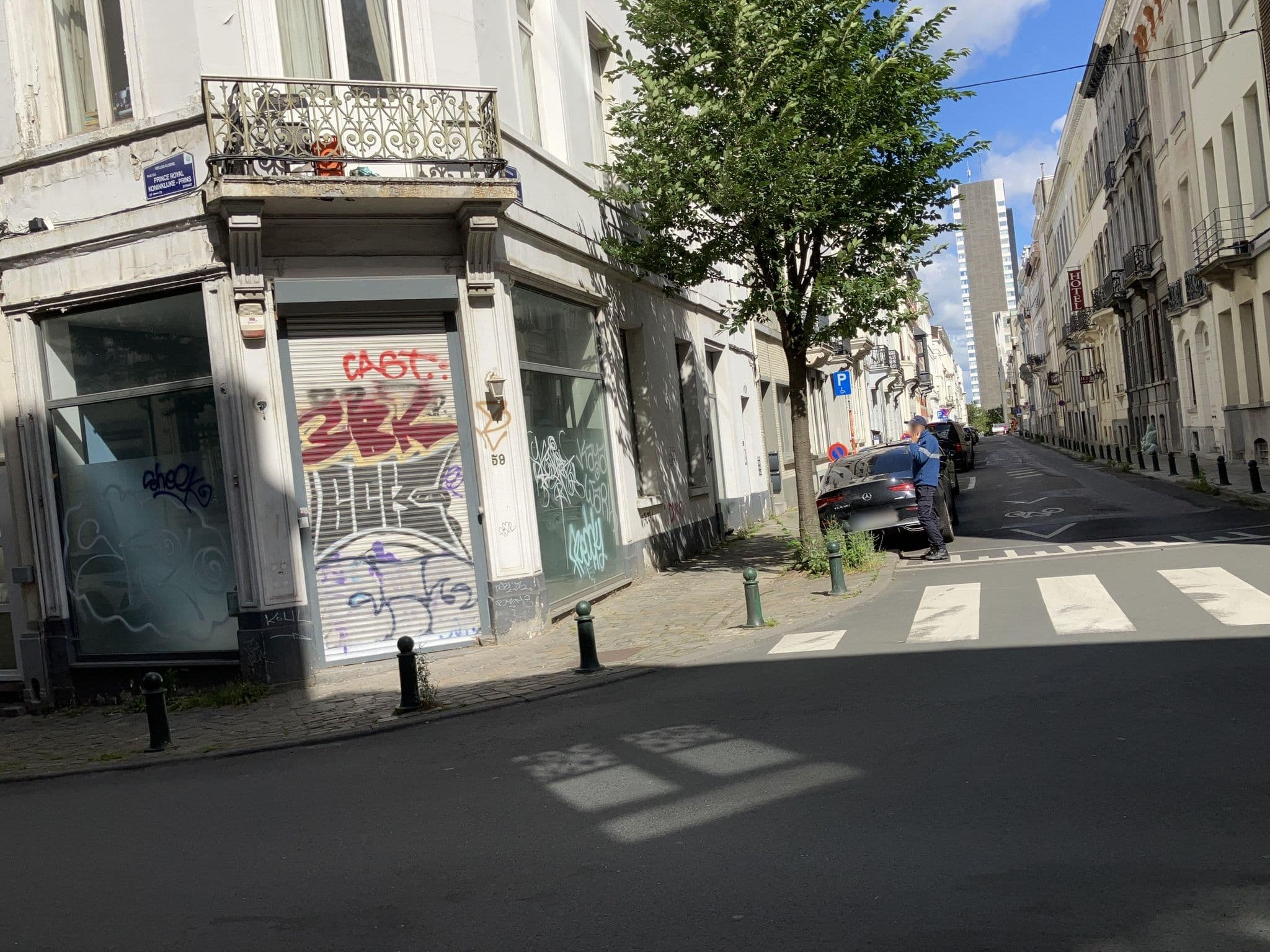 Street view near Beverly Hills, Ixelles — © southglos (CC BY-SA · Mapillary)