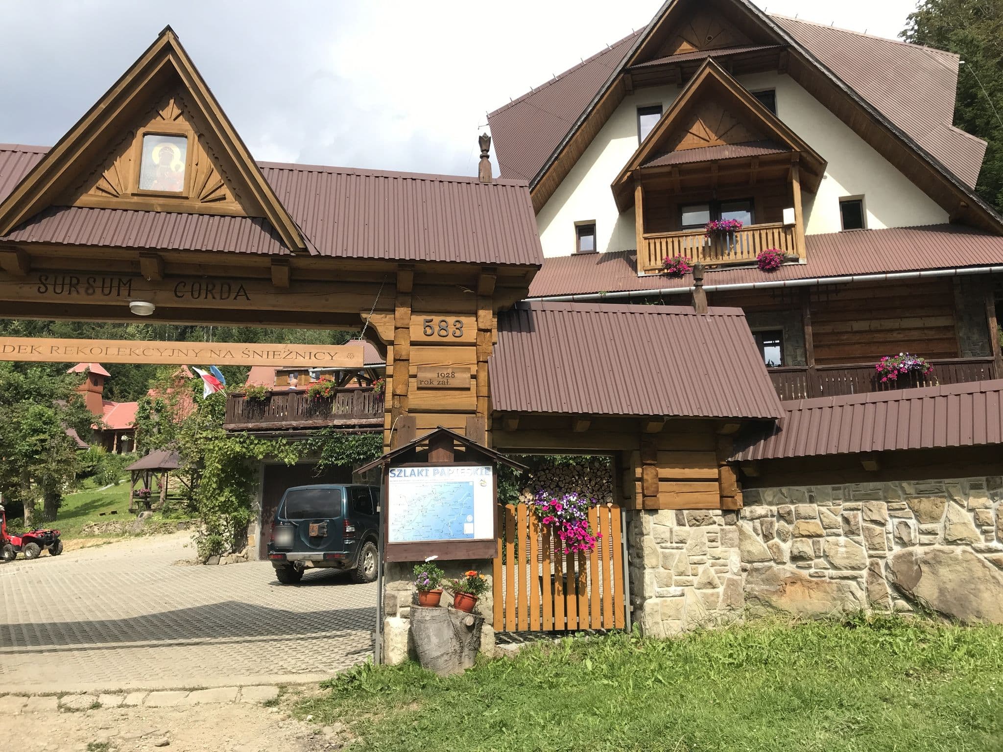 Street view near Młodzieżowy Ośrodek Rekolekcyjno-Rekreacyjny (MOREKO), Kasina Wielka — © 0zi (CC BY-SA · Mapillary)