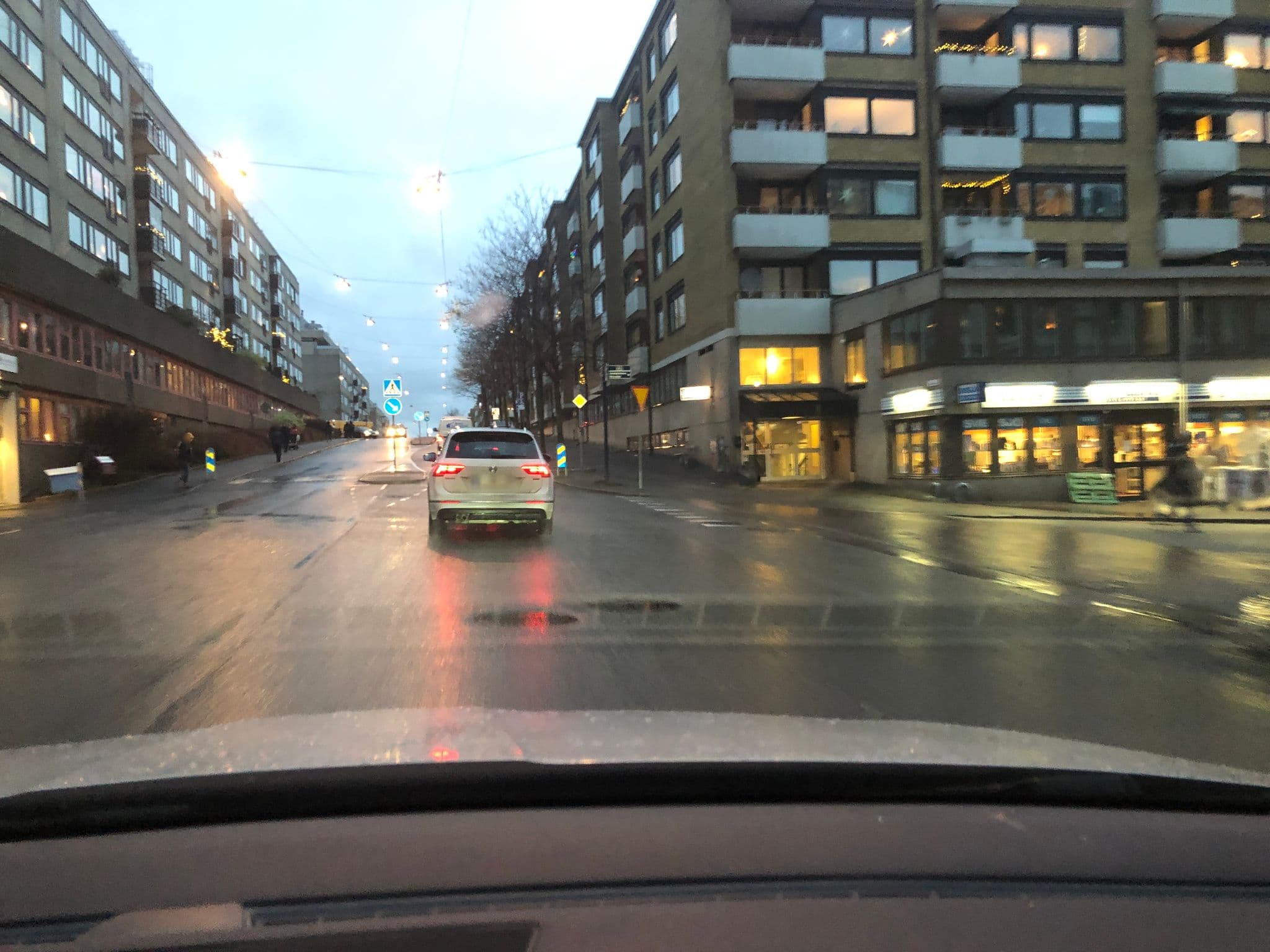 Street view near Slottsskogens Vandrahem & Hotell, Majorna — © adville (CC BY-SA · Mapillary)