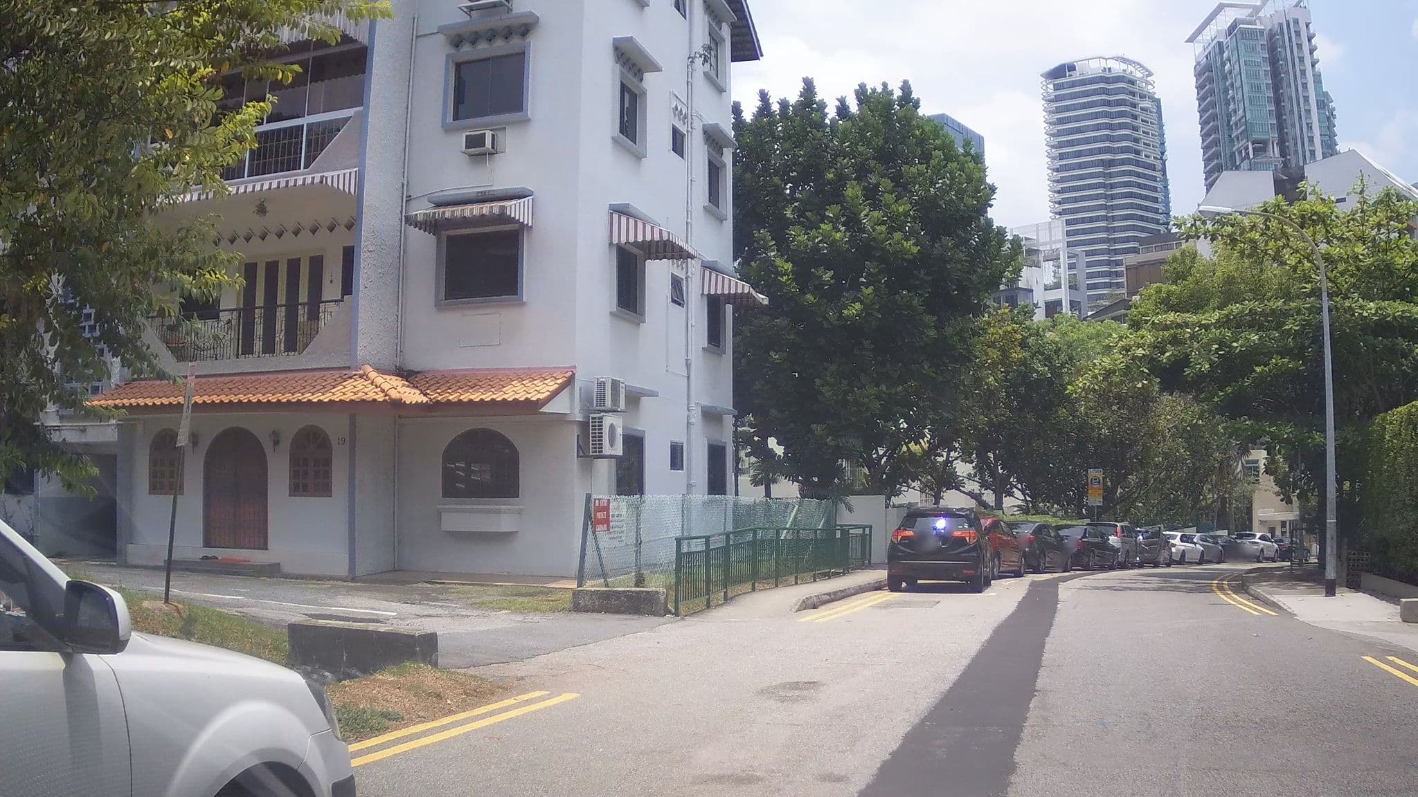 Street view near Lloyd's Inn, Oxley — © ashishgrab (CC BY-SA · Mapillary)