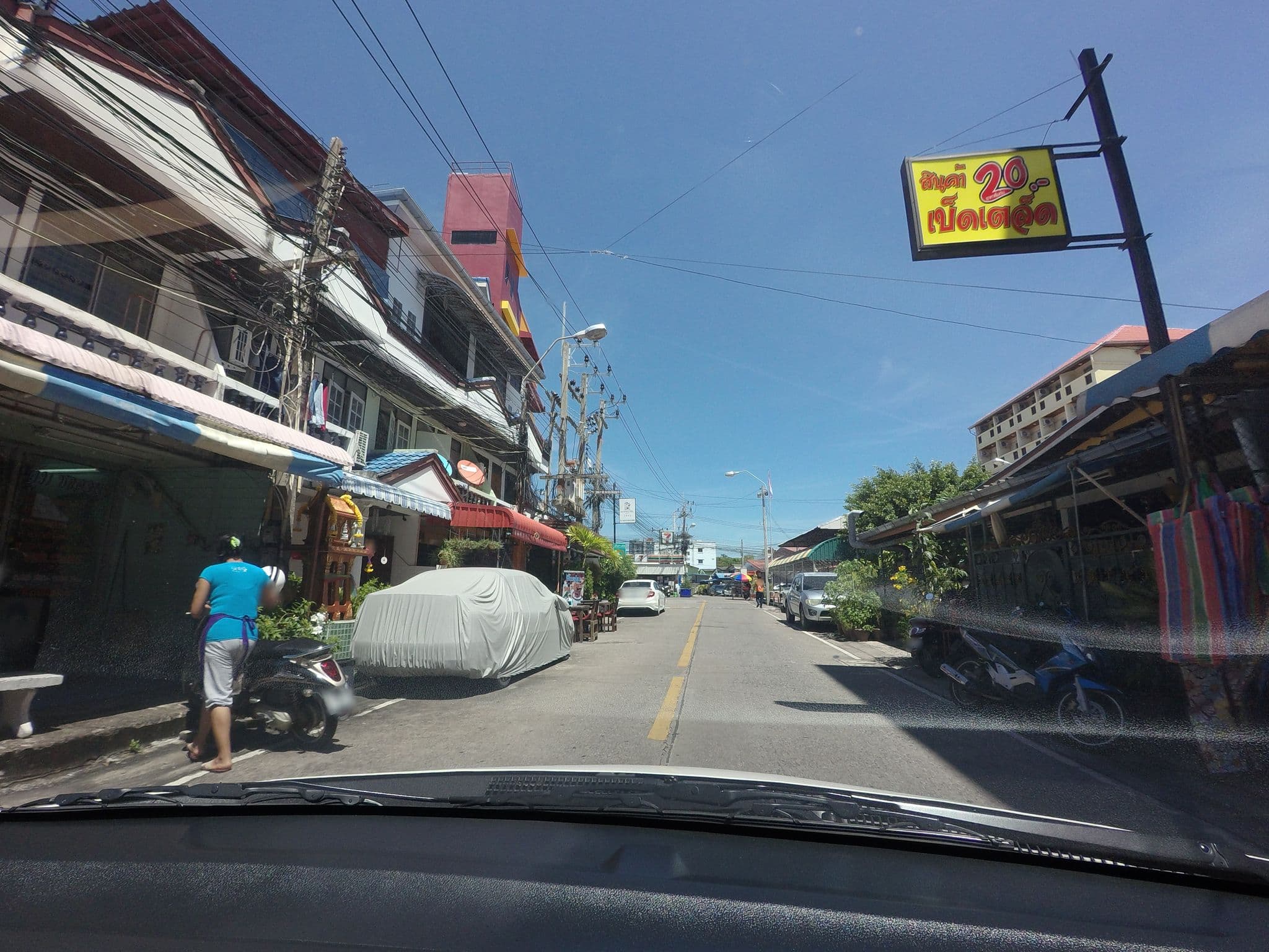 Street view near Penpayom Apartments 1, Pattaya
