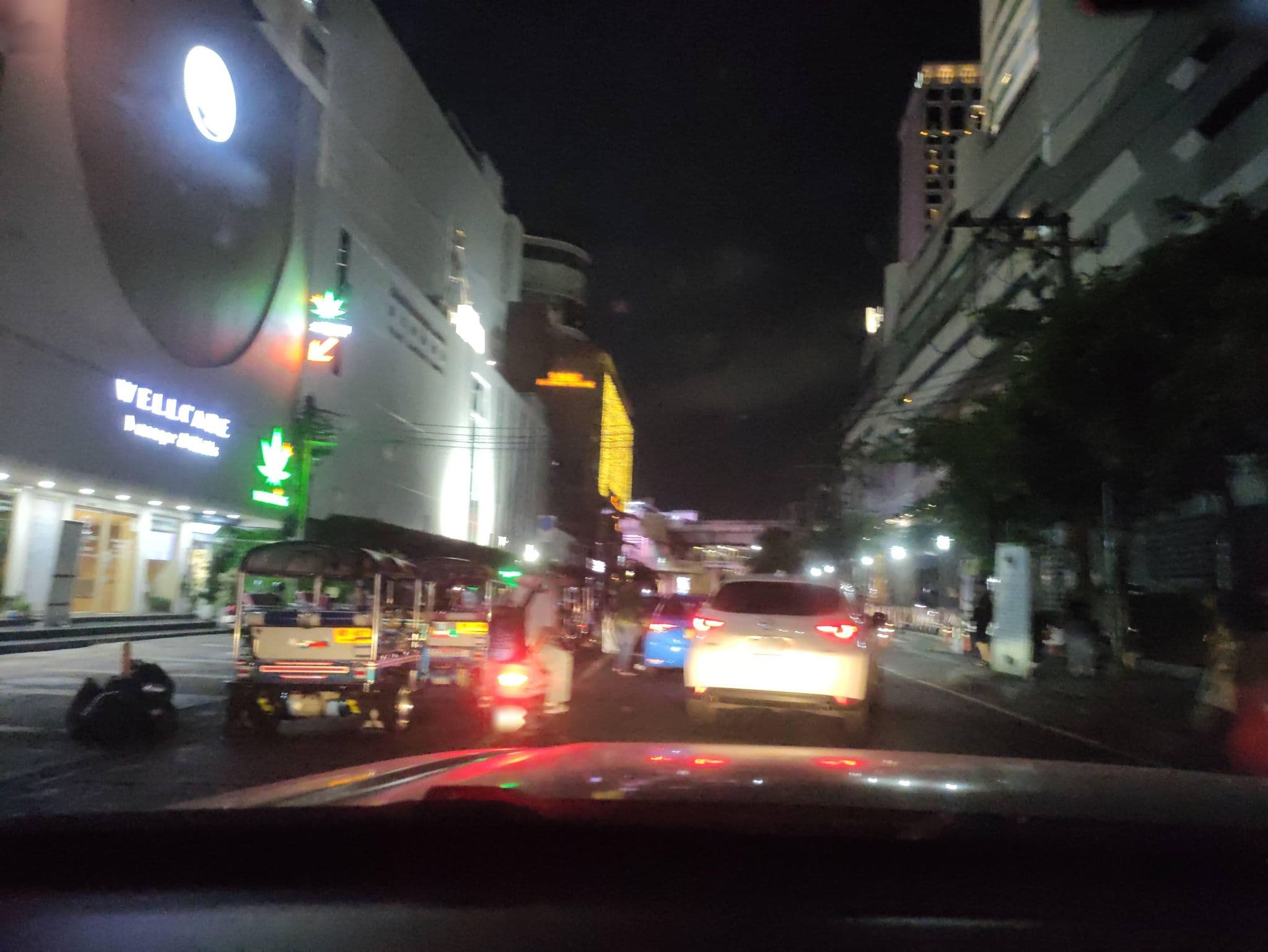 Street view near Asok Monti Hostel, Makkasan