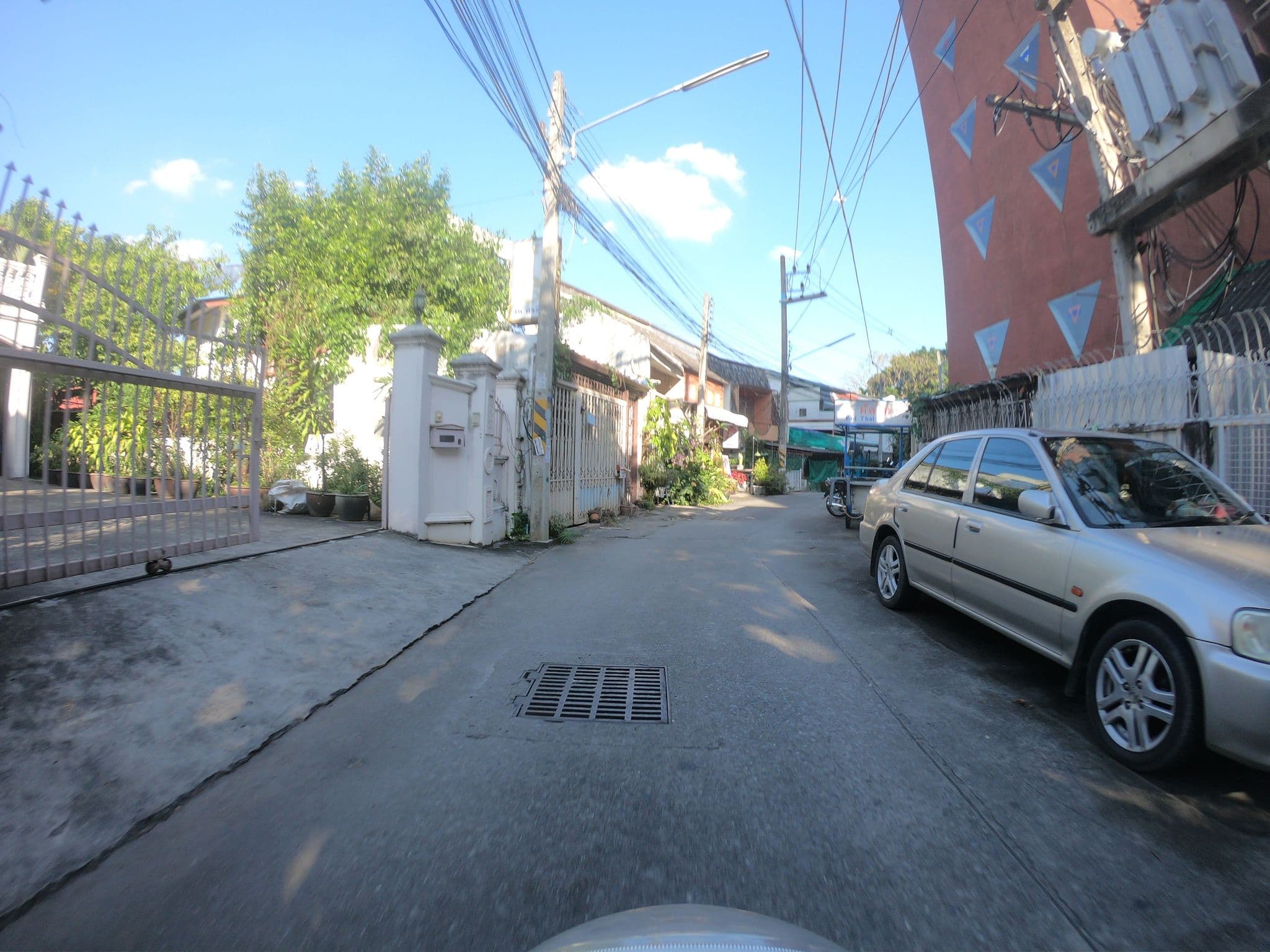 Street view near zzziesta, Chiang Mai — © chanuwath_grab (CC BY-SA · Mapillary)