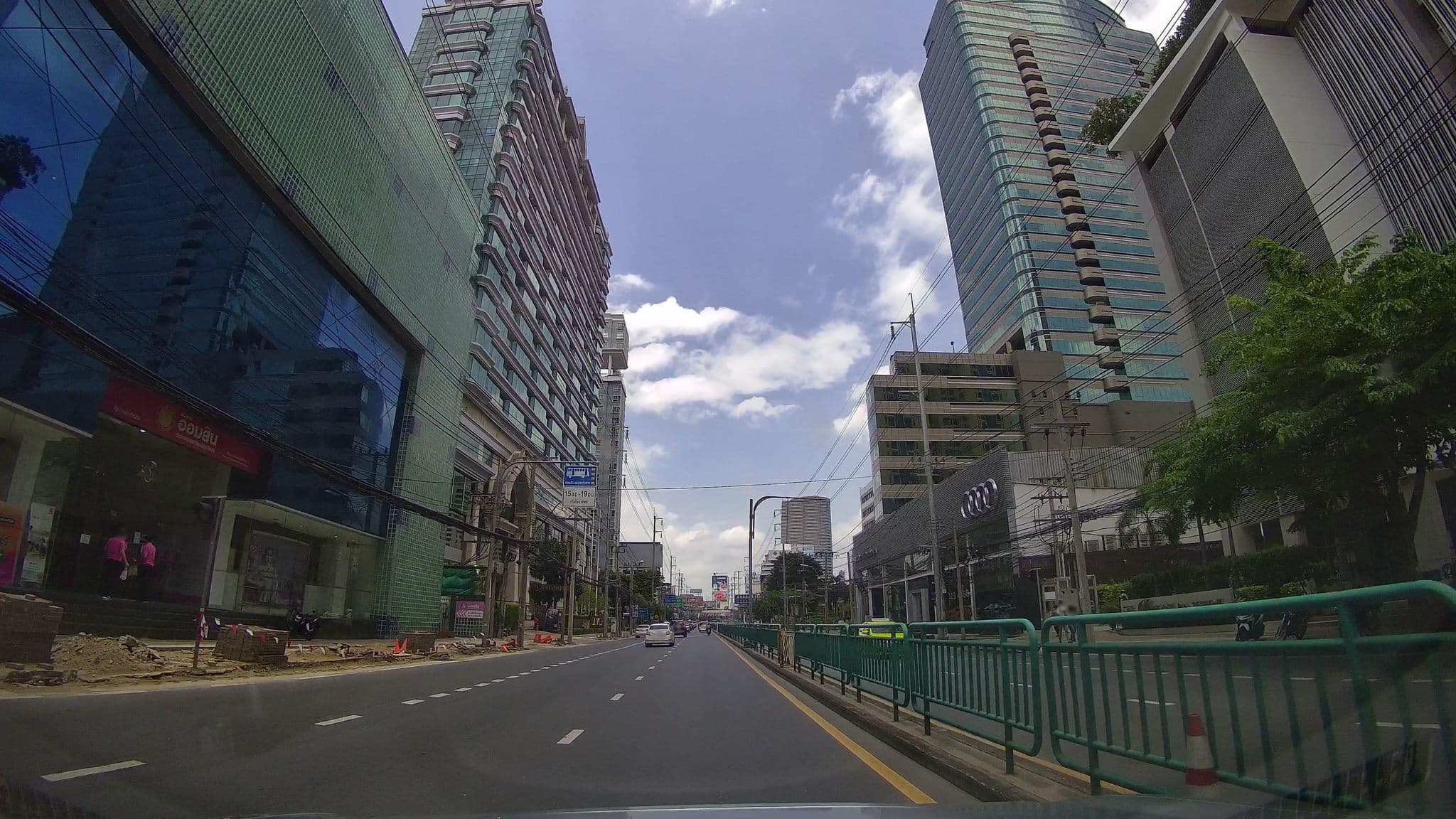 Street view near Wow Bangkok, Watthana