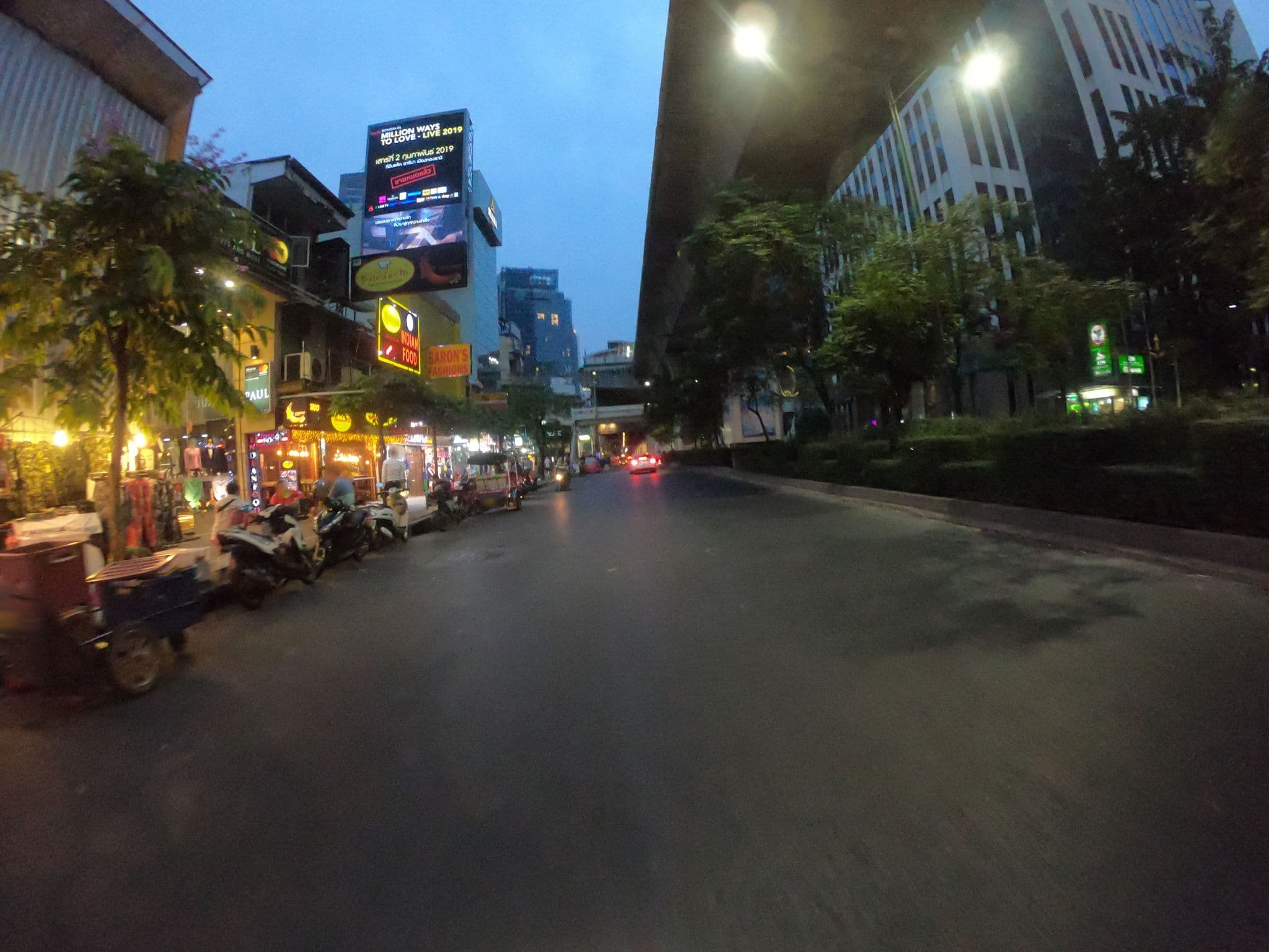 Street view near City Lodge, Makkasan