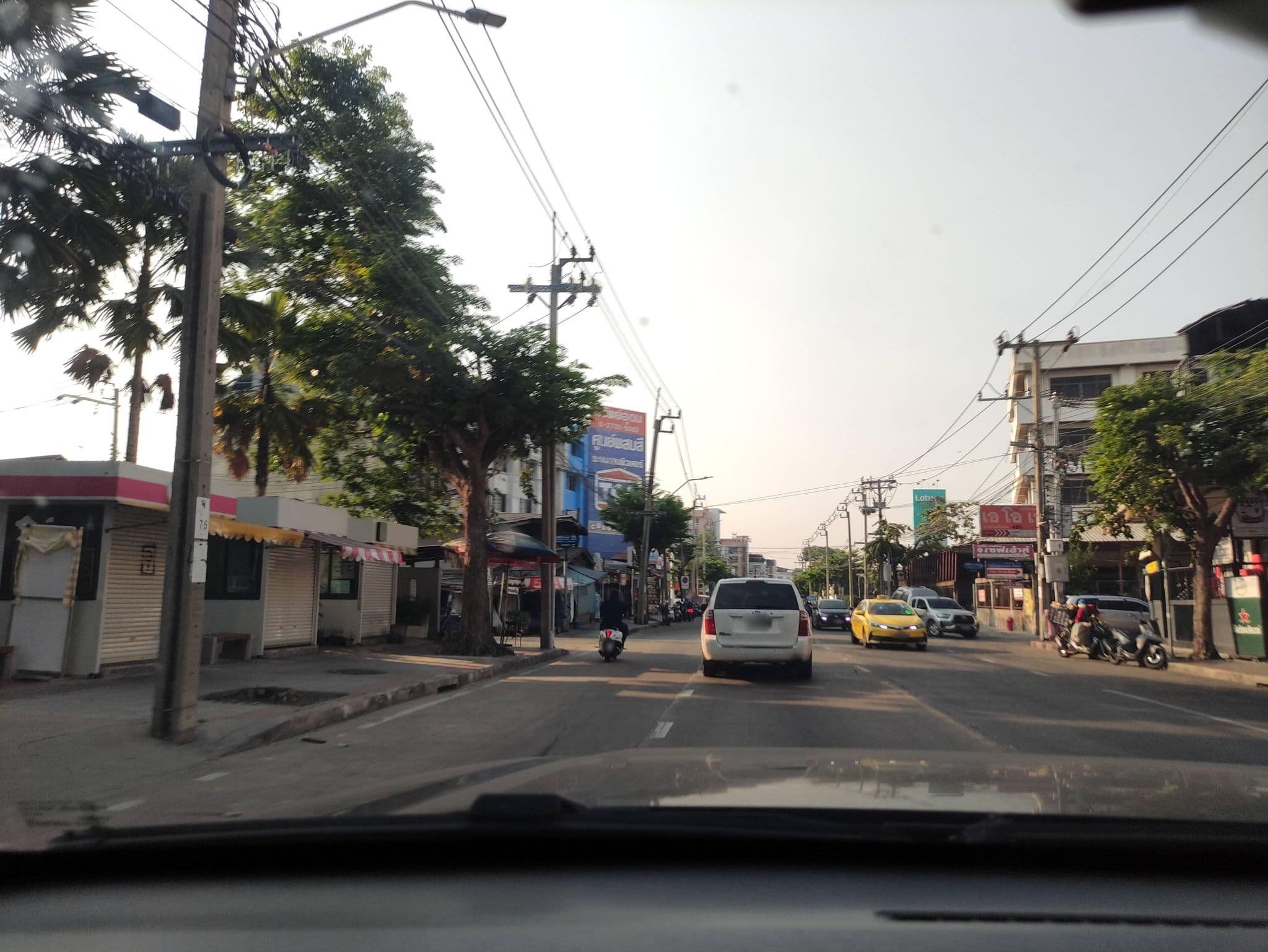 Street view near Apple Holiday Inn, Khlong Chan — © kasetitkml_pipitchai (CC BY-SA · Mapillary)
