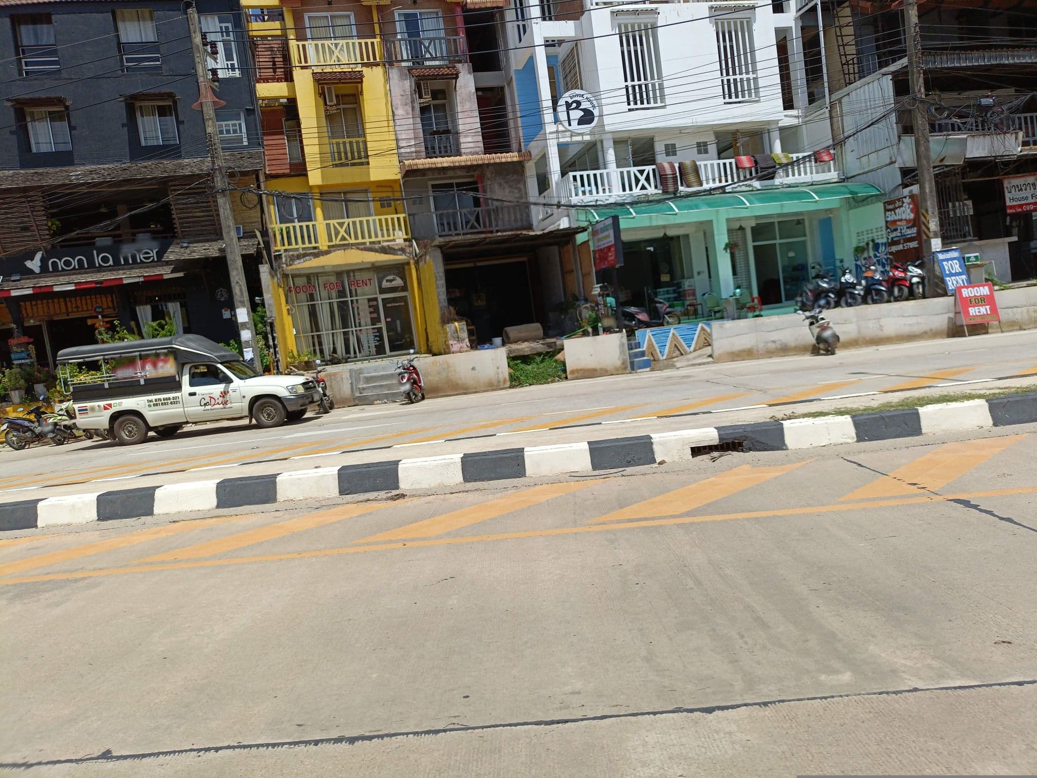 Street view near Let it Bee, Saladan