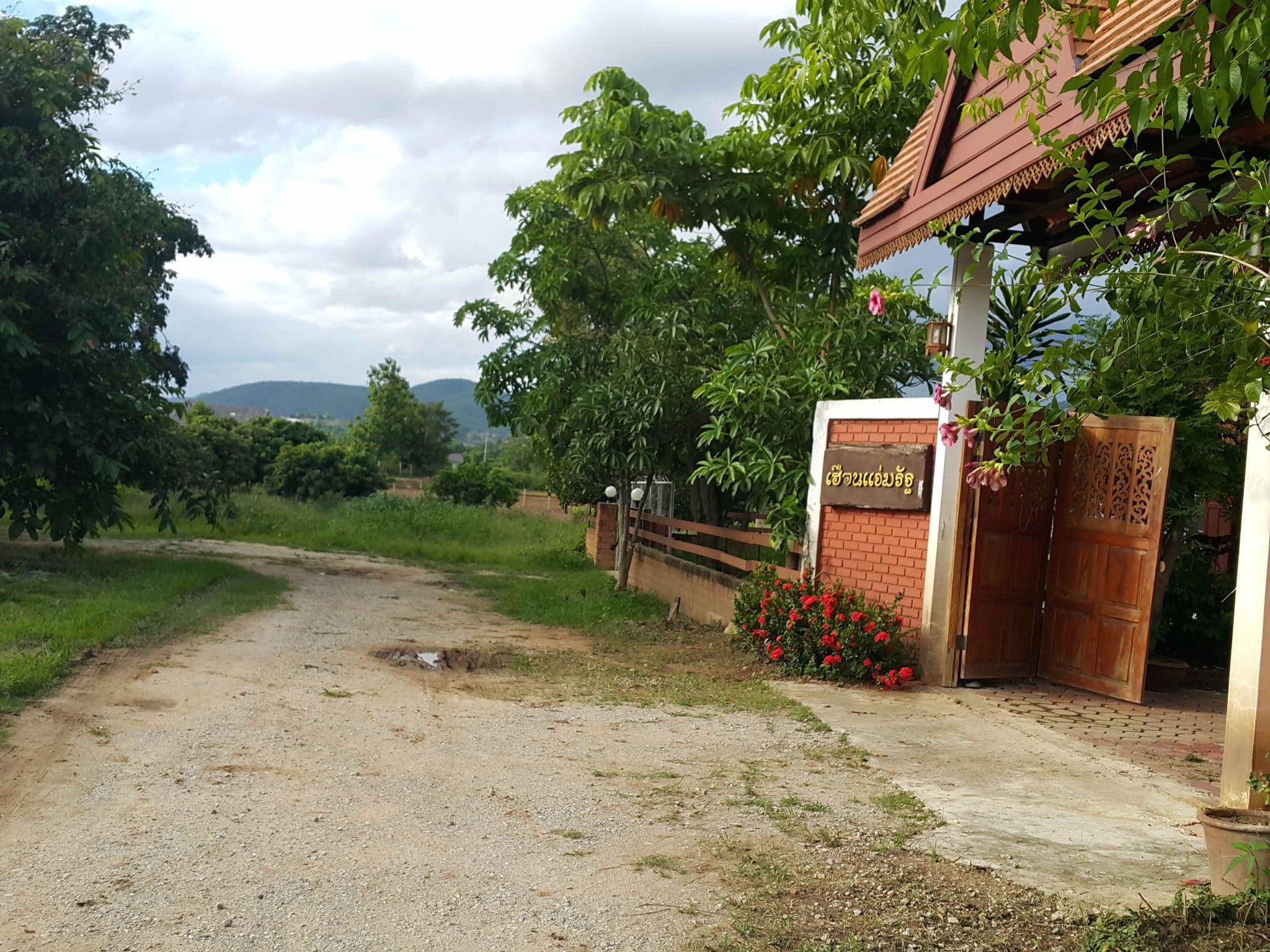 Street view near Imm Jai Smile Cottage, San Pa Tong — © jrcarlsen (CC BY-SA · Mapillary)