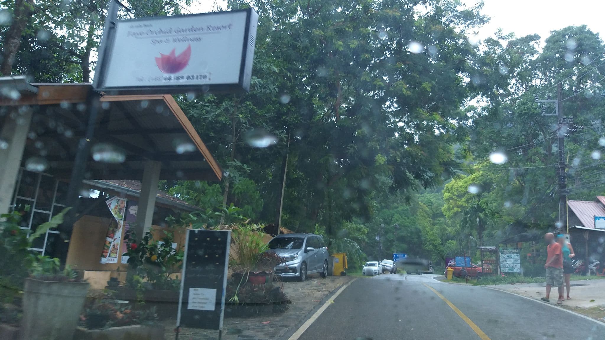 Street view near Vanara Bungalows, Ko Chang — © ozflor (CC BY-SA · Mapillary)