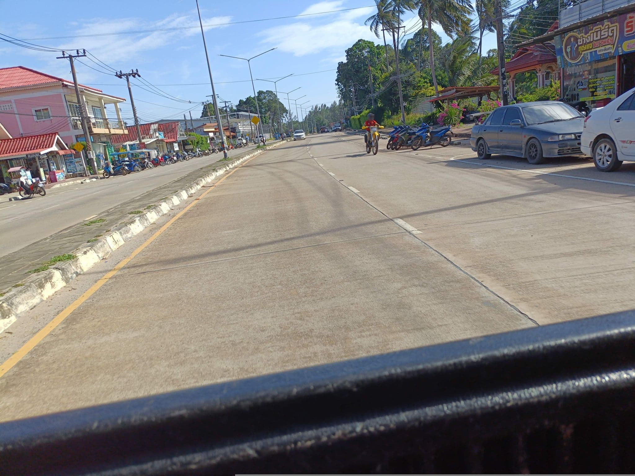 Street view near Baan Longhaad, Saladan
