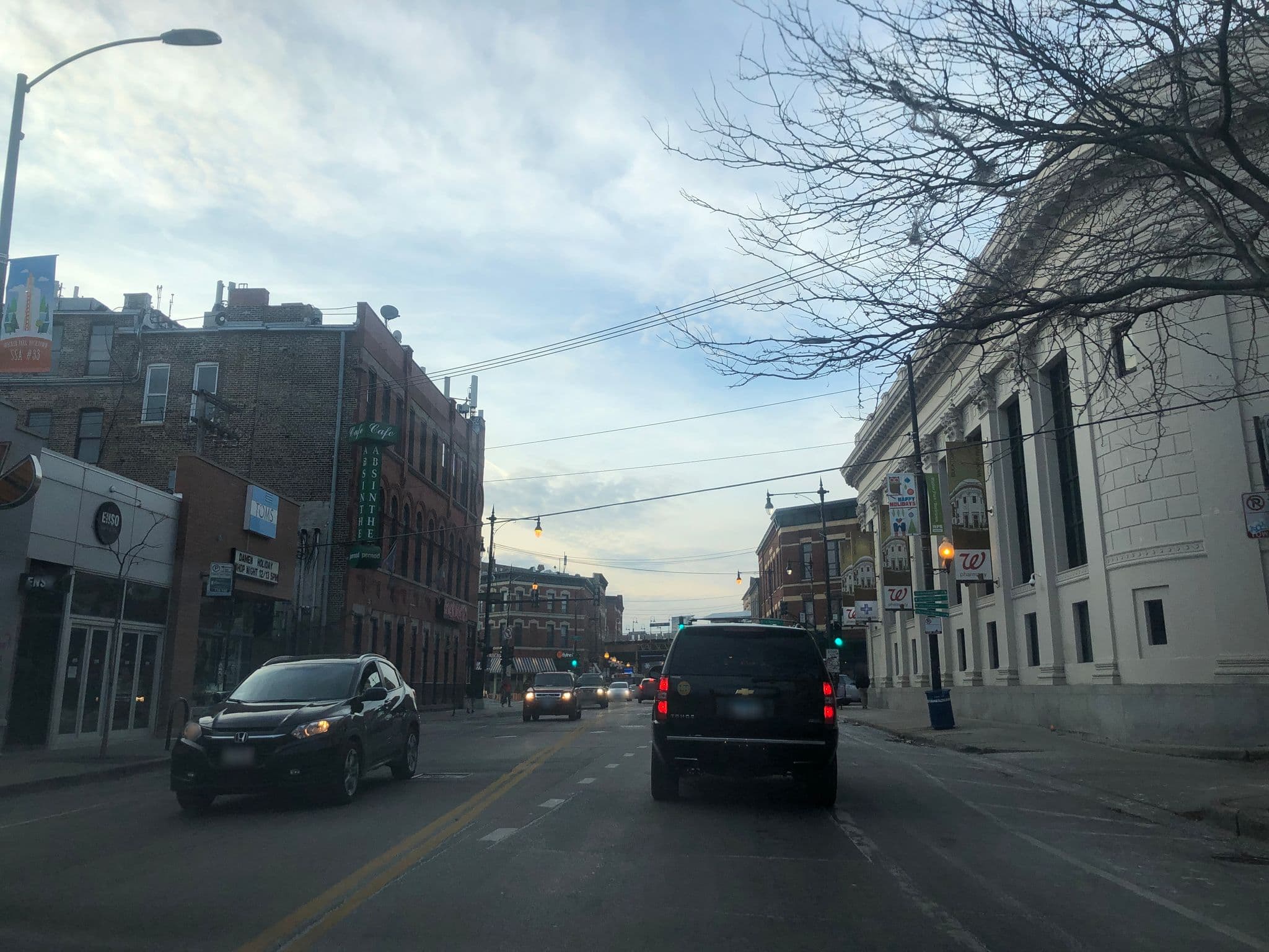 Street view near IHSP Chicago Hostel, Ukrainian Village — © glendachagas (CC BY-SA · Mapillary)
