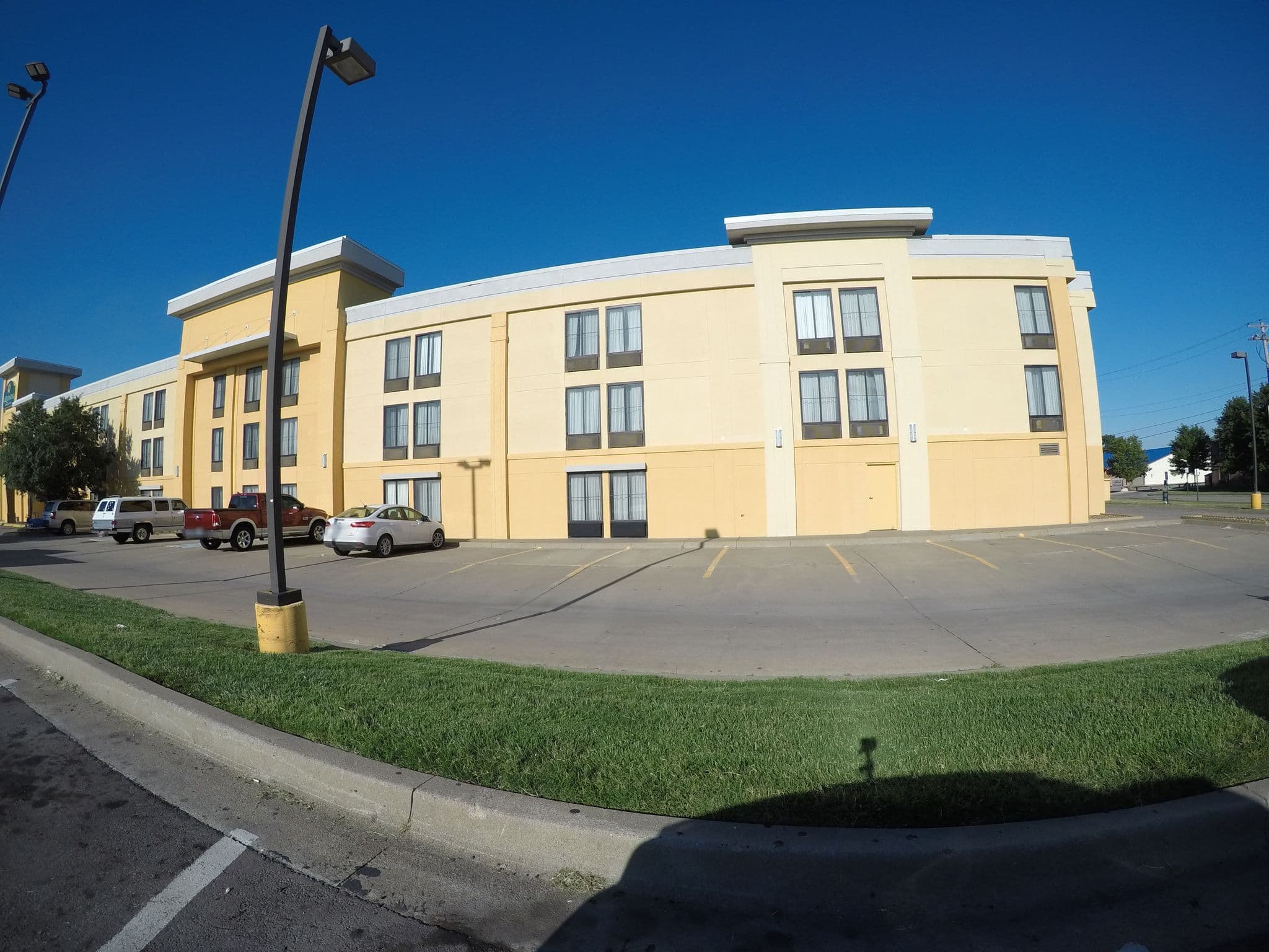 Street view near La Quinta Inn & Suites Salina, Salina — © toebee (CC BY-SA · Mapillary)