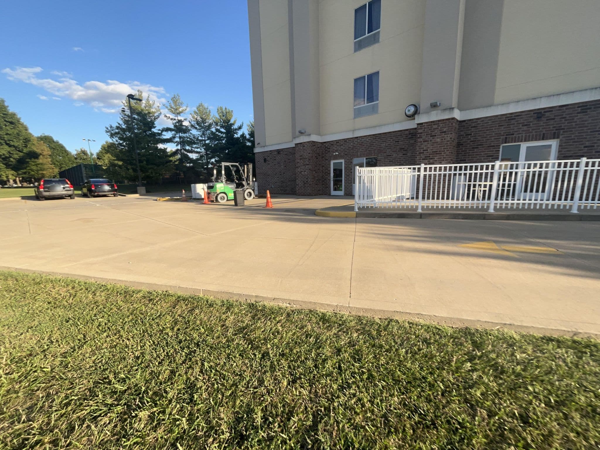 Street view near Holiday Inn Express & Suites, Edwardsville — © kcgis (CC BY-SA · Mapillary)
