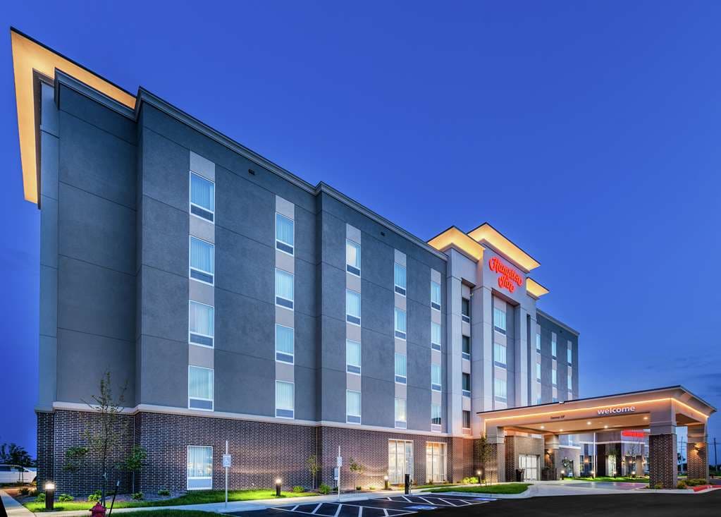 Hampton Inn Gardner Conference Center, Hotel in New Century