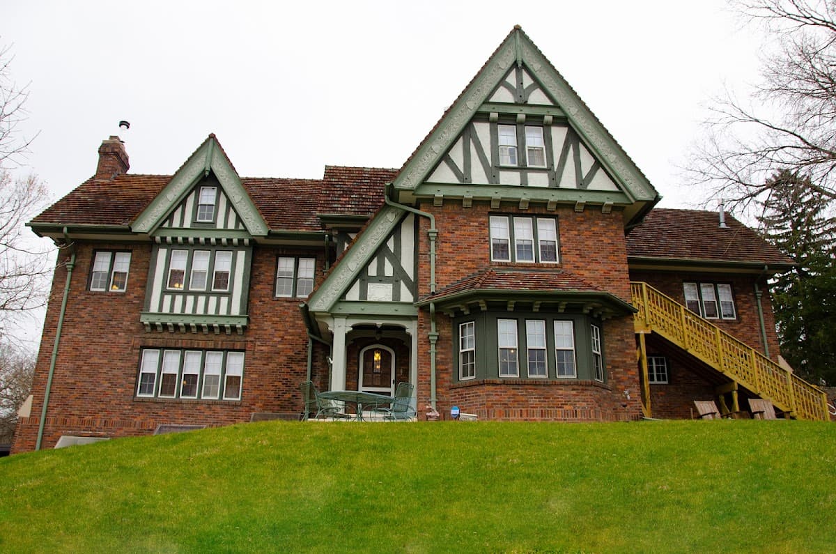 The Butler House on Grand, Guesthouse in Windsor Heights