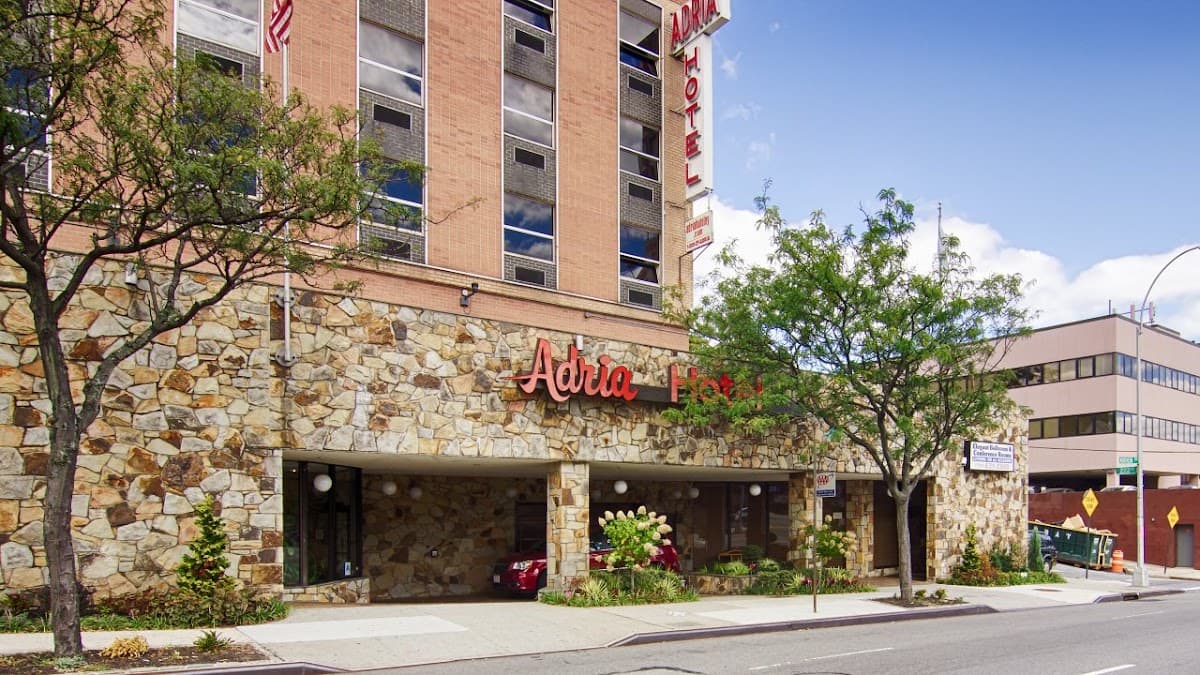 Adria Hotel & Conference Center, Hotel in Douglaston