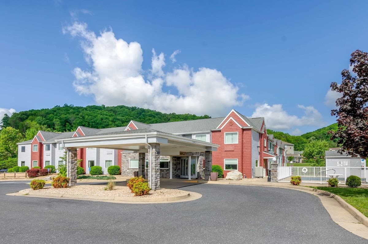 Clarion Pointe Staunton East, Hotel in Staunton