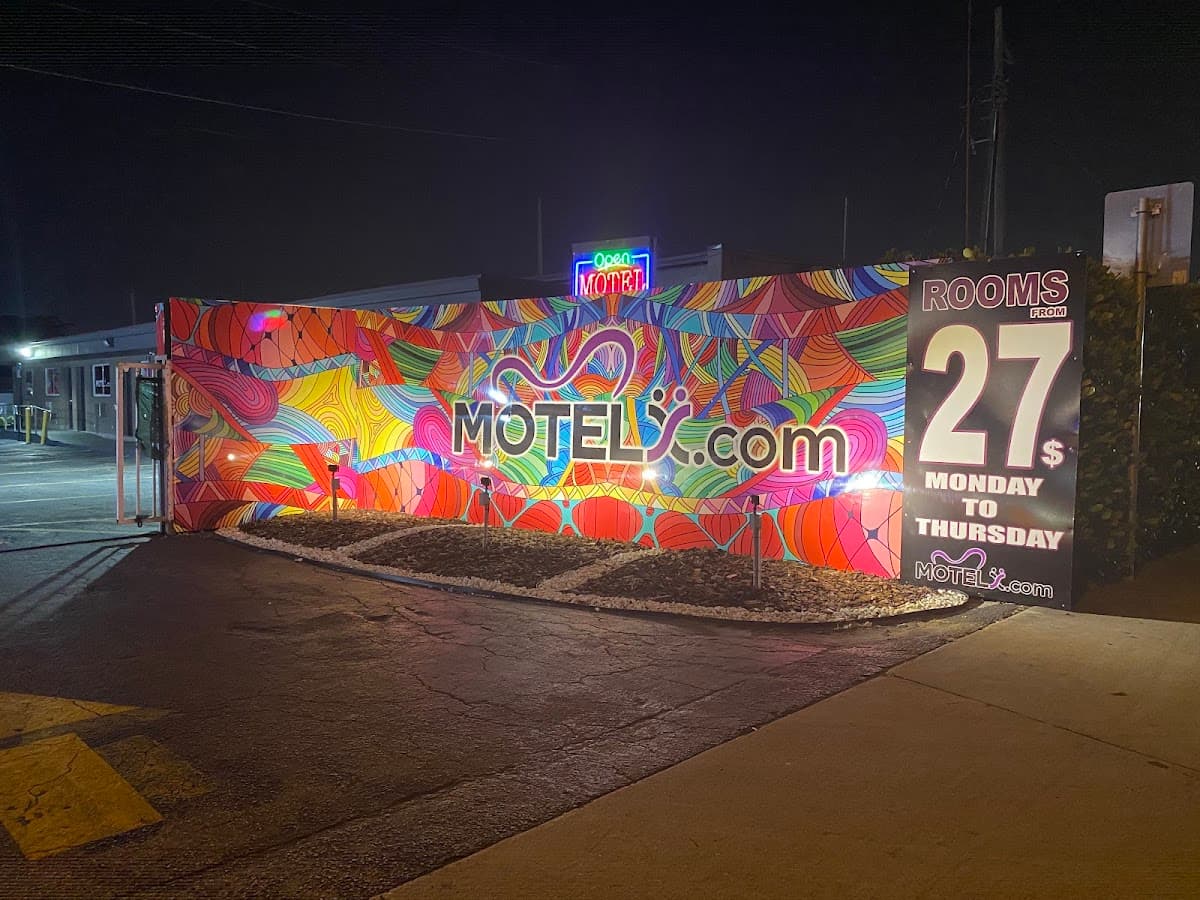 Motel X, Motel in Gladeview