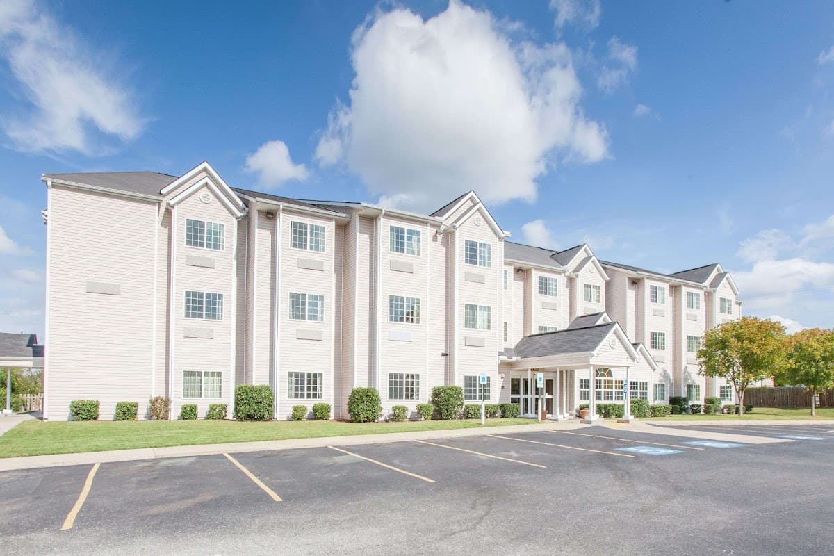 Microtel Inn & Suites by Wyndham Rogers, Hotel in Rogers
