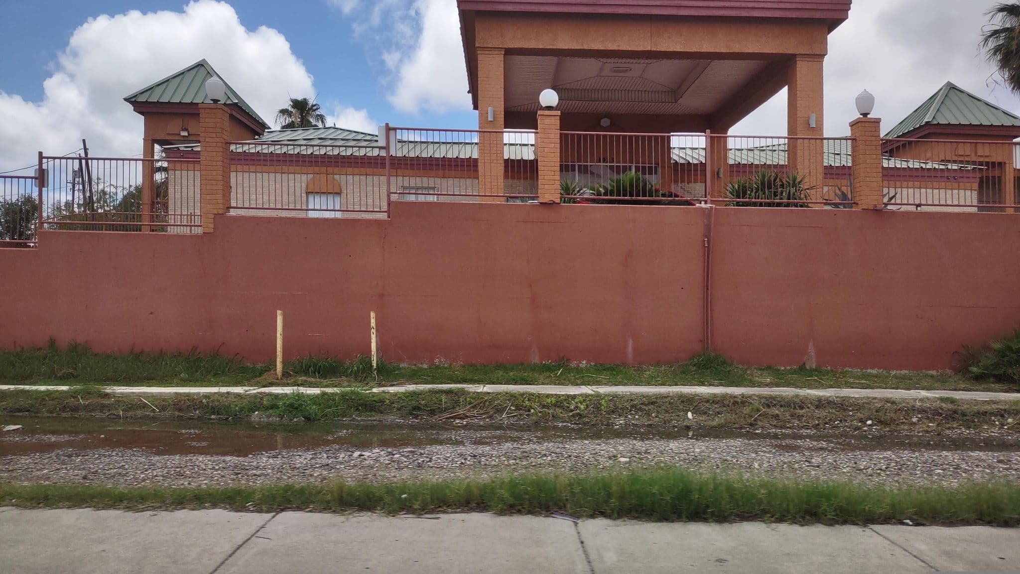Street view near Econo Lodge, Eagle Pass — © BulkHabbit (CC BY-SA · Mapillary)