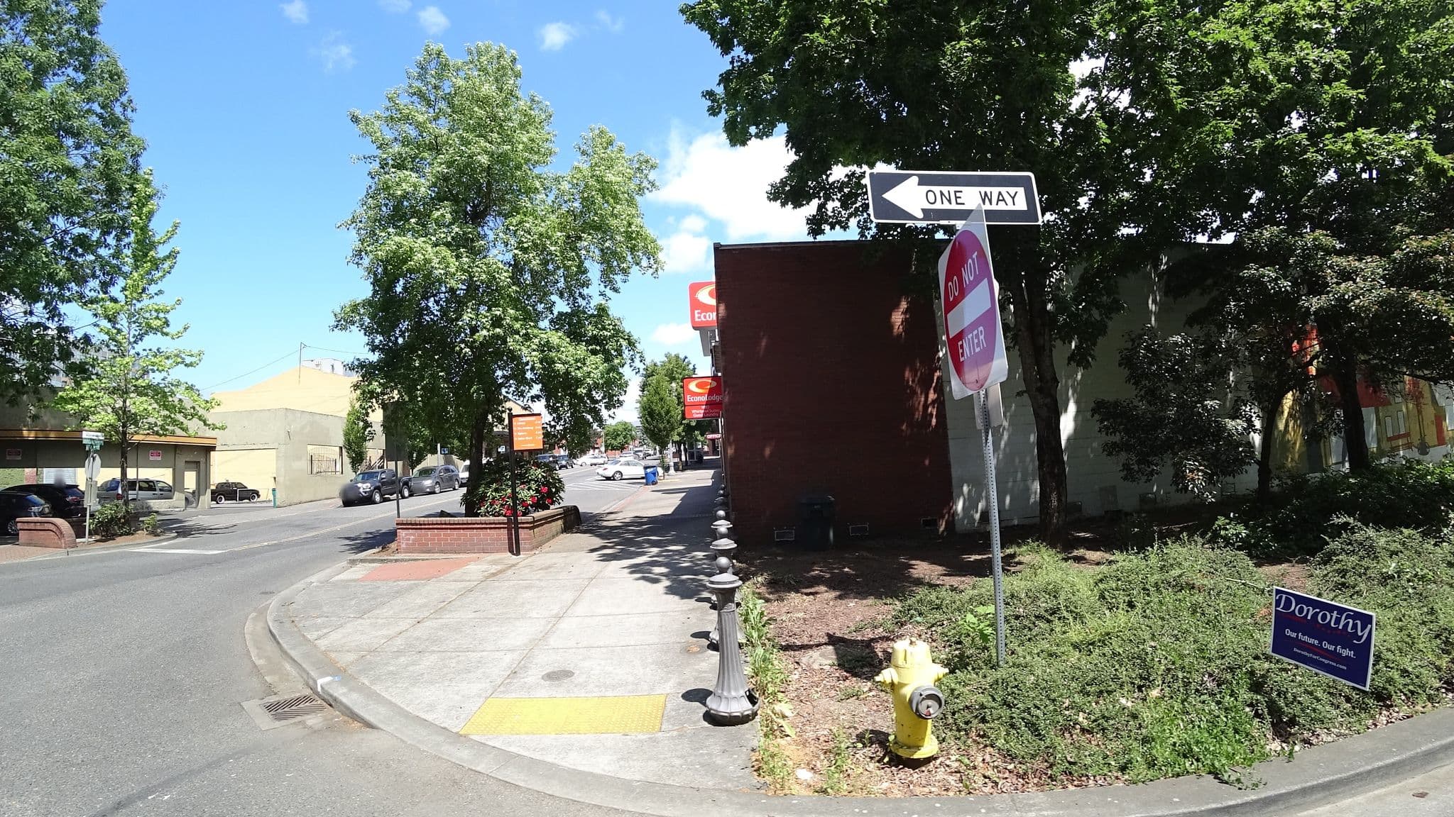 Street view near Econo Lodge, Vancouver — © mly_pdx01 (CC BY-SA · Mapillary)