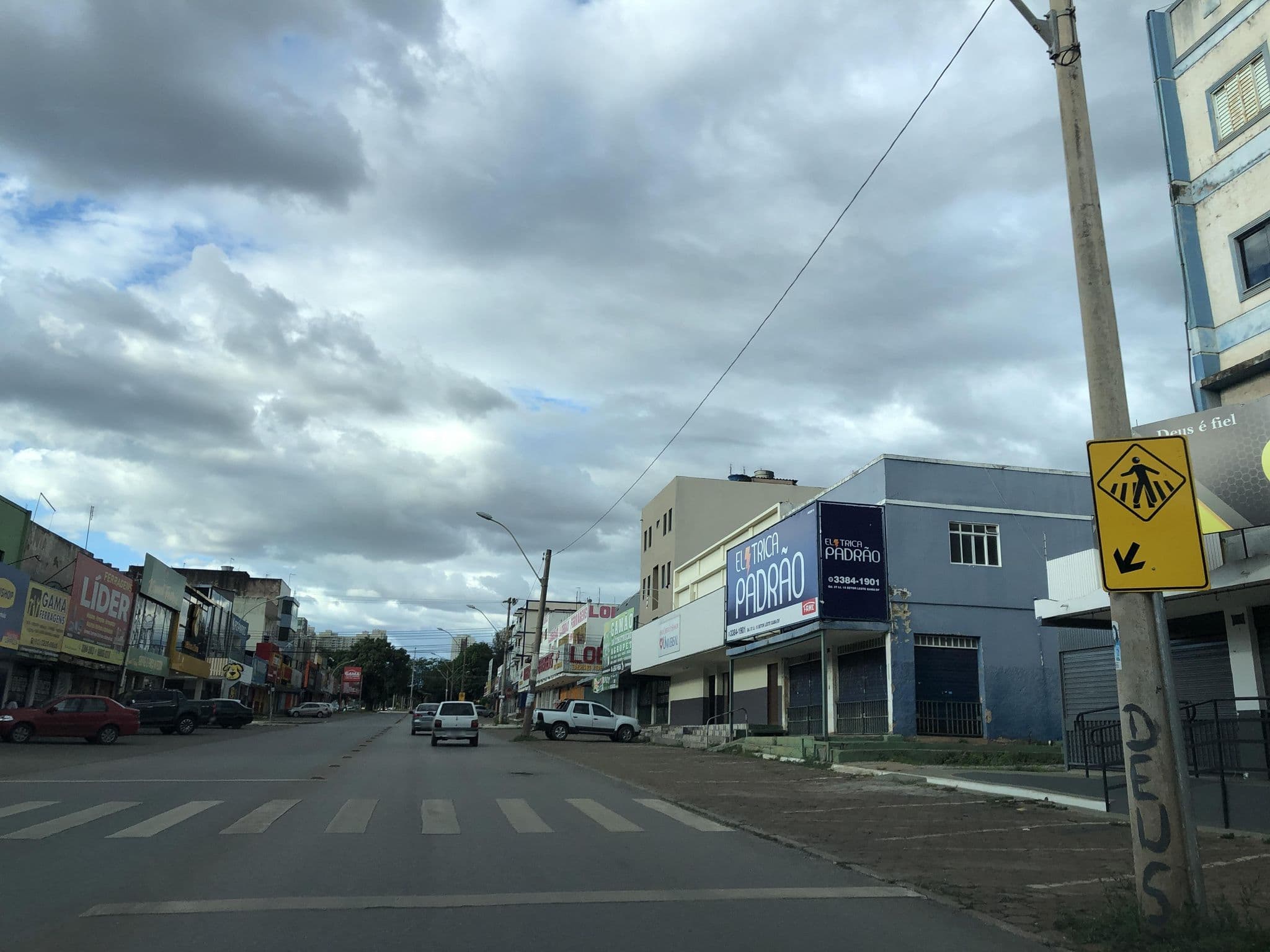 Street view near Oásis Hotel, Gama — © alantiagofelipe (CC BY-SA · Mapillary)