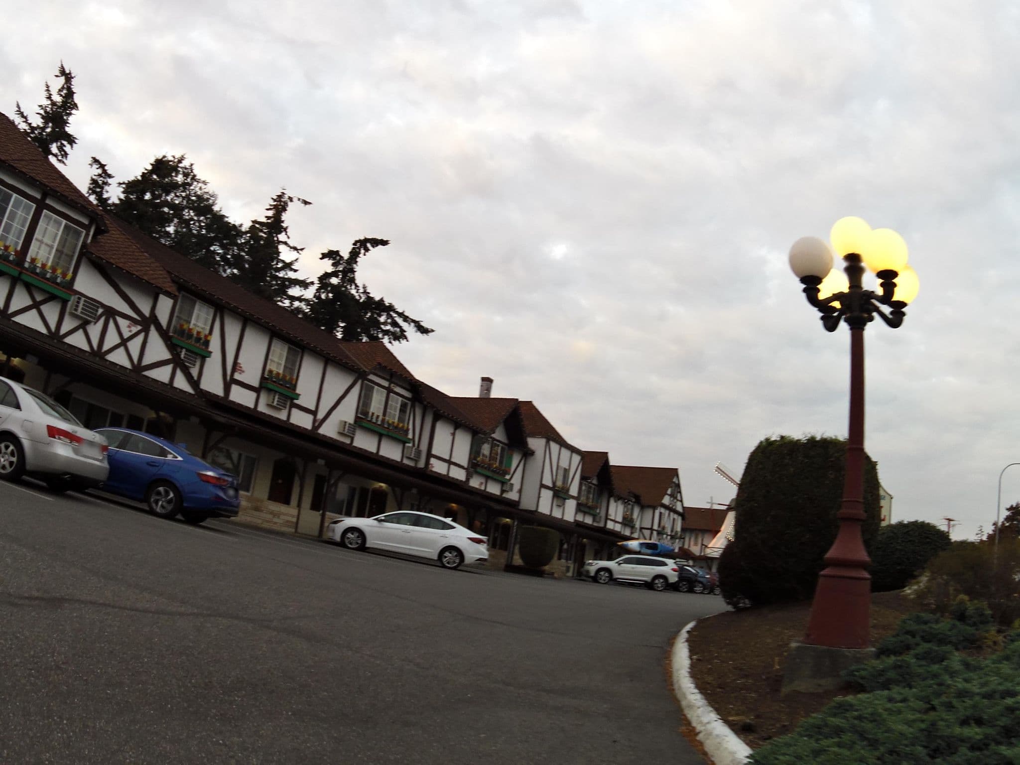 Street view near Auld Holland Inn, Oak Harbor — © andrewsnow (CC BY-SA · Mapillary)