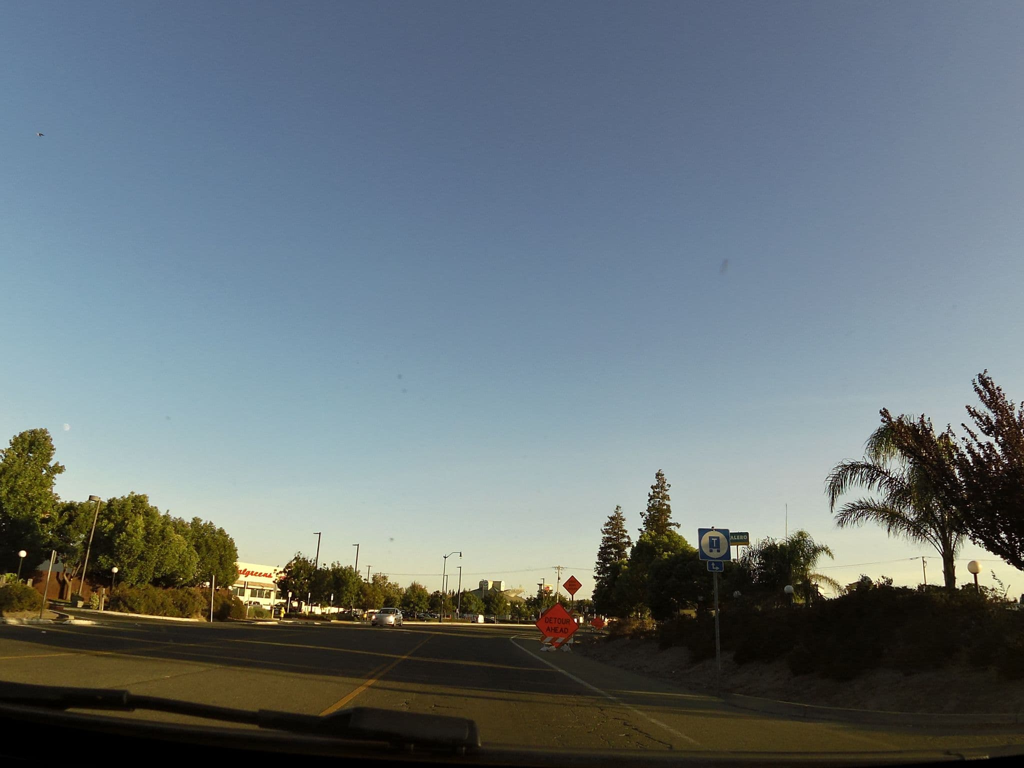 Street view near Days Inn, Lathrop — © nmixter (CC BY-SA · Mapillary)