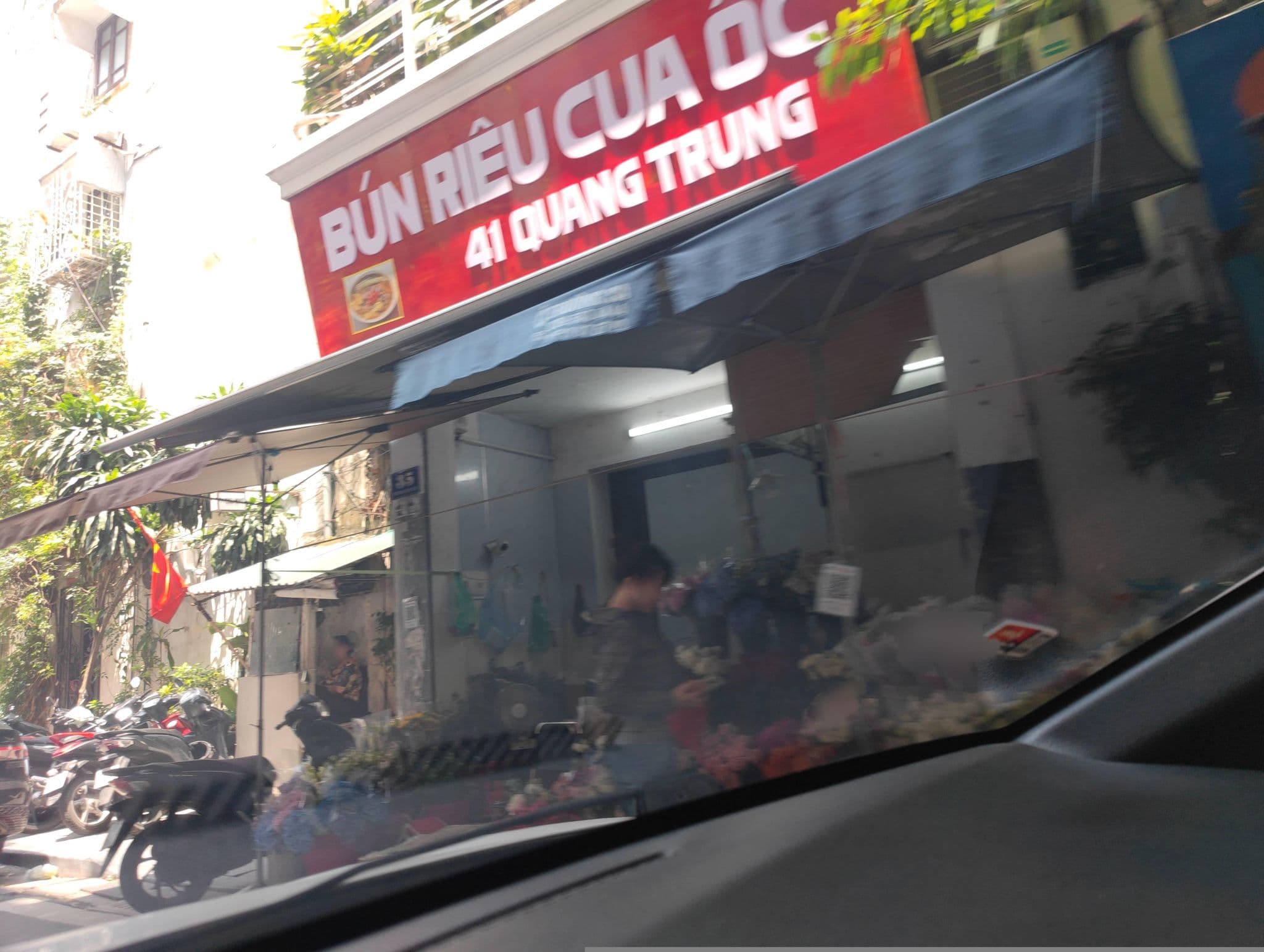 Street view near The Drift Backpackers Hostel, Nguyễn Du — © hn_right_2 (CC BY-SA · Mapillary)