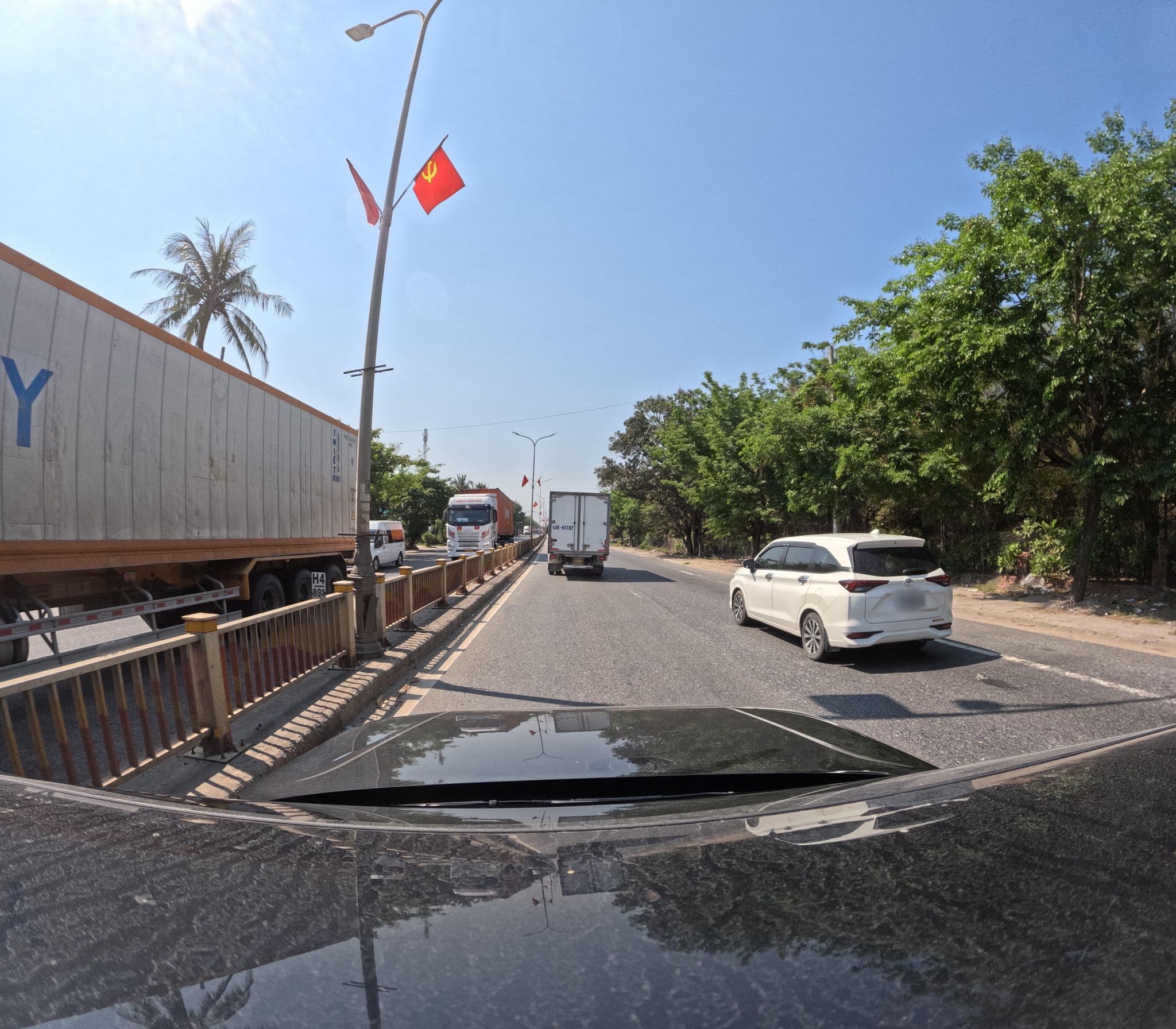 Street view near Mai Nga Hotel, Lăng Cô — © hrfhdsyu7w (CC BY-SA · Mapillary)