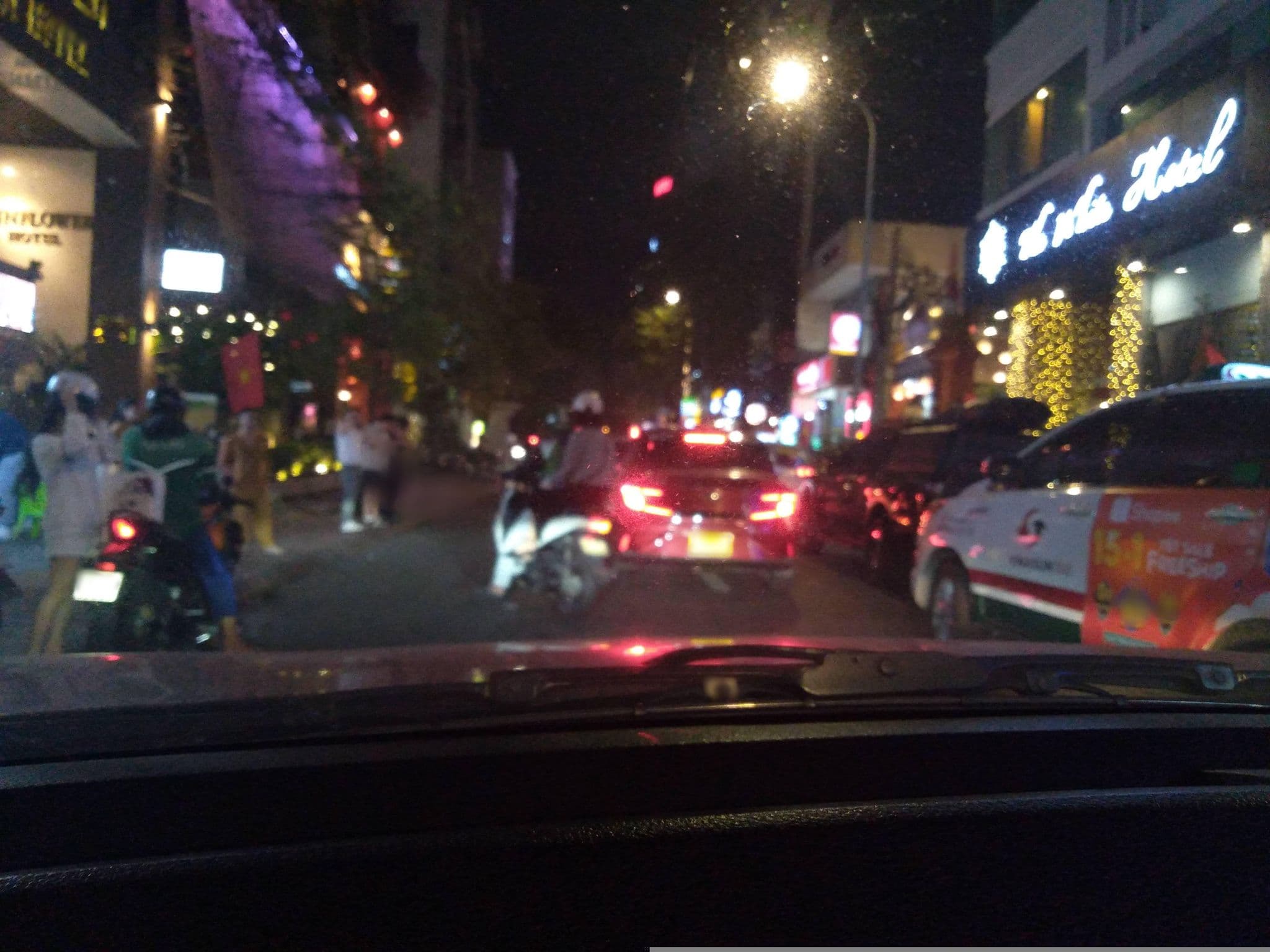 Street view near Khách Sạn Sun Flower, Quận Bốn — © sg_front_1 (CC BY-SA · Mapillary)
