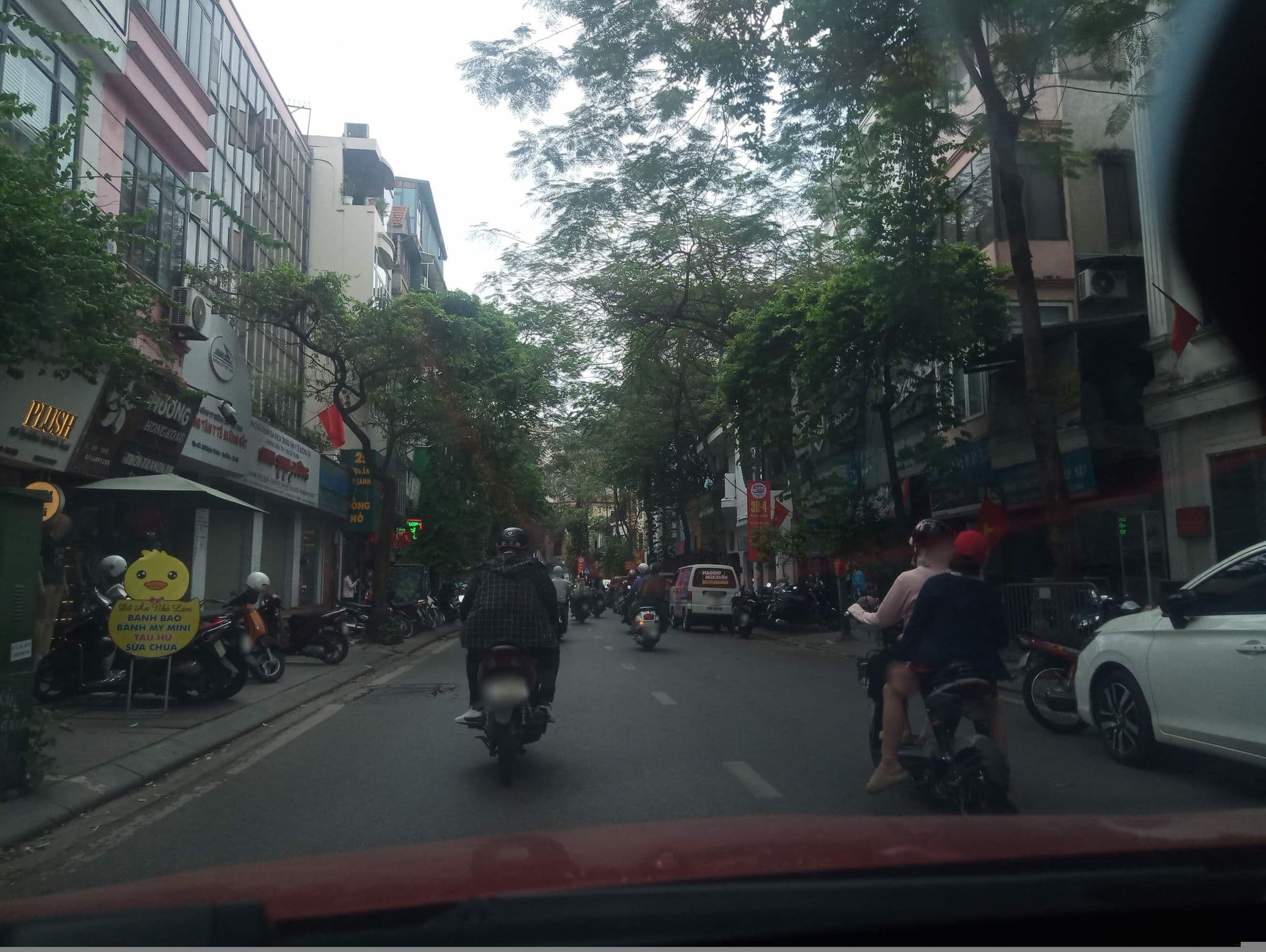 Street view near Santa Barbara Hotel, Yên Phụ — © hn_front_1 (CC BY-SA · Mapillary)