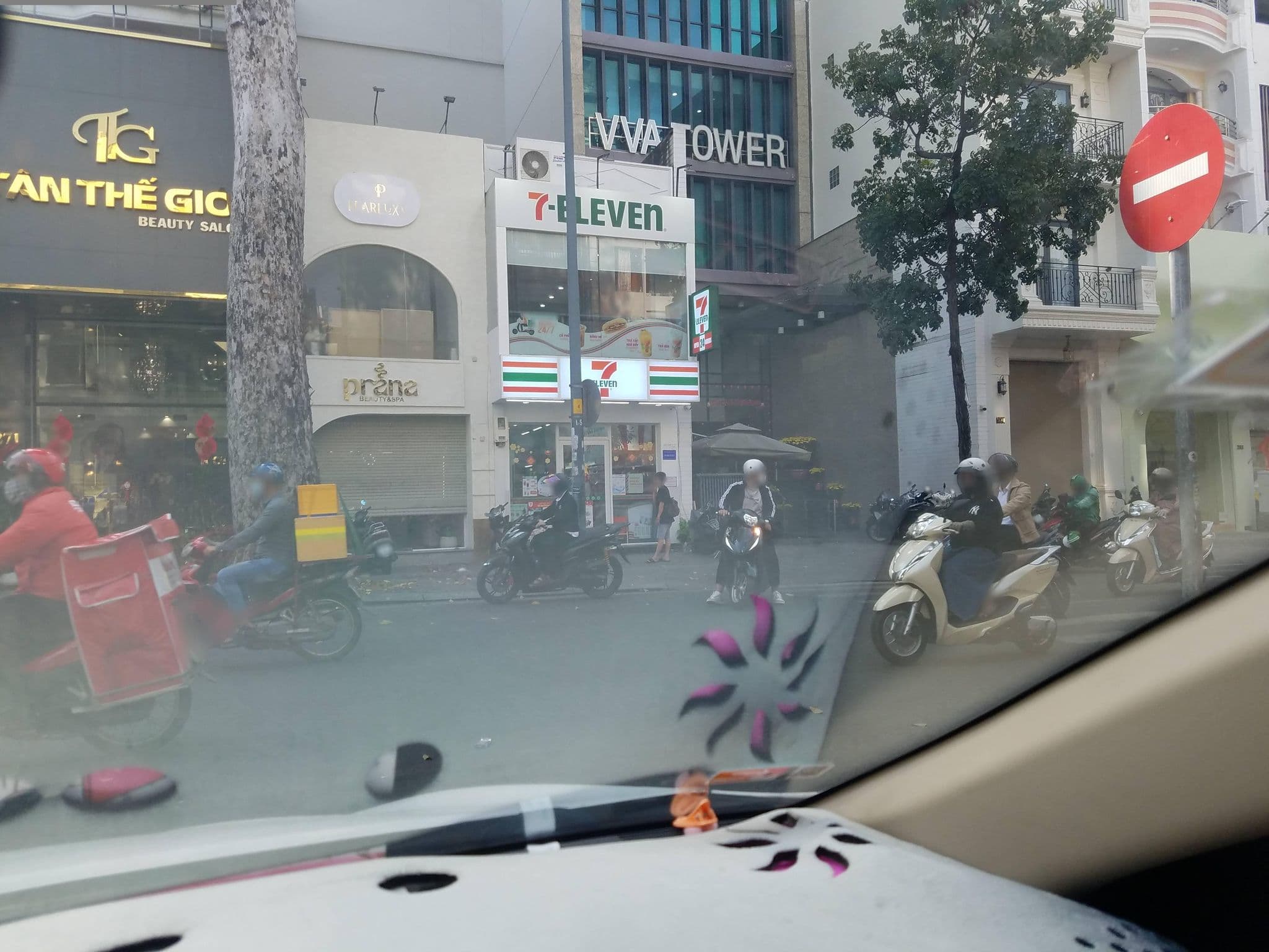 Street view near Khách Sạn Quy Thanh, Quận Ba — © sg_right_2 (CC BY-SA · Mapillary)